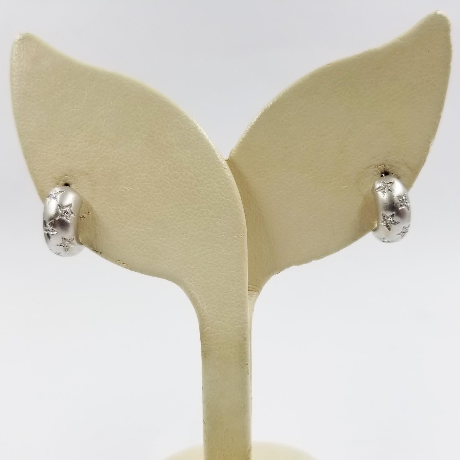 Moderne Boucles d'oreilles cerceau étoile Huggie diamant en vente