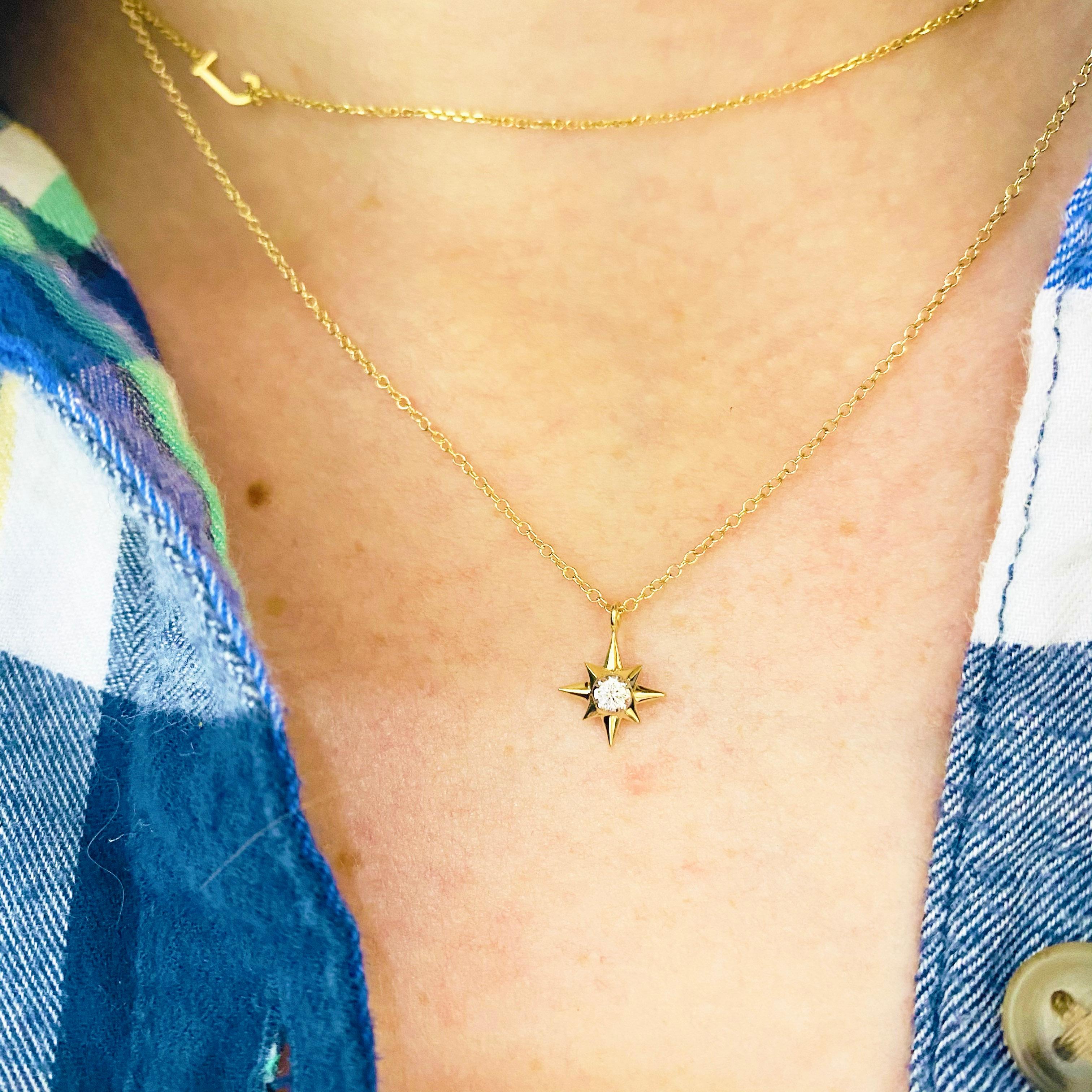 Este precioso colgante de oro amarillo de 14 quilates con la Estrella Polar rodeando un brillante diamante ¡seguro que hace sonreír a cualquiera! Este collar queda precioso solo y también en una pila de collares. ¡Este collar sería un regalo