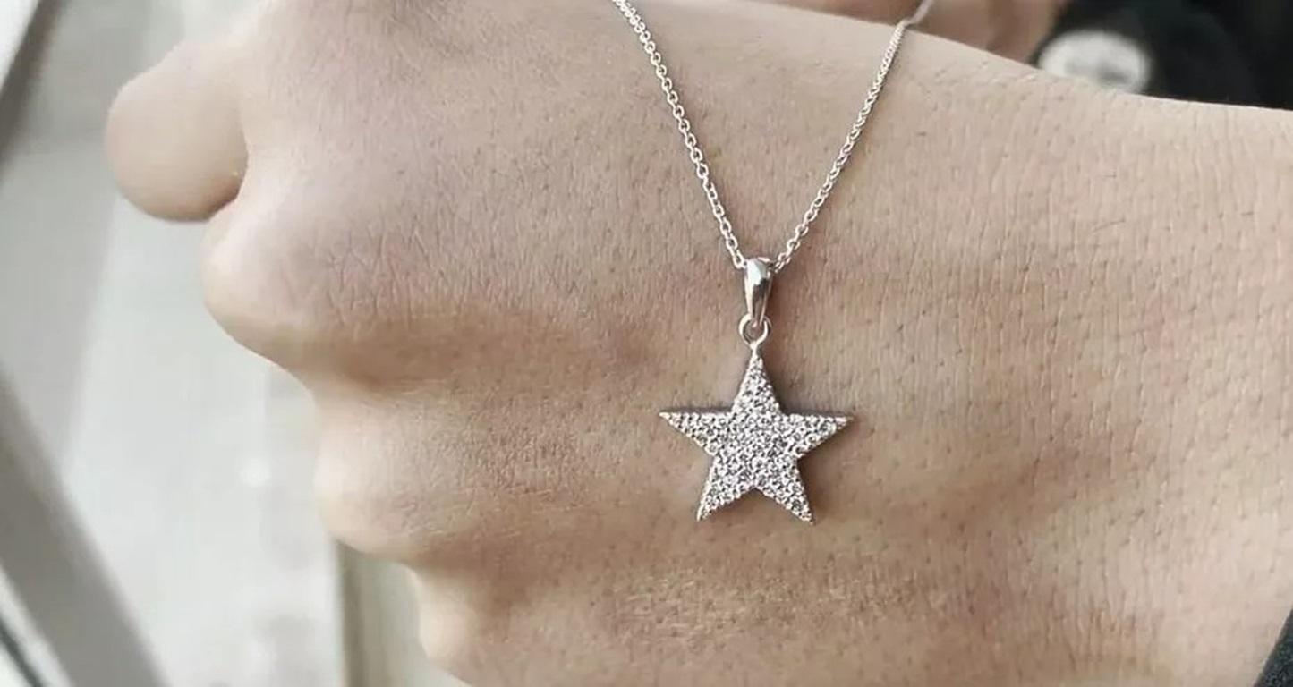 Taglio rotondo Collana con ciondolo a stella Celestial Xmas Diamond in oro massiccio 14k in vendita