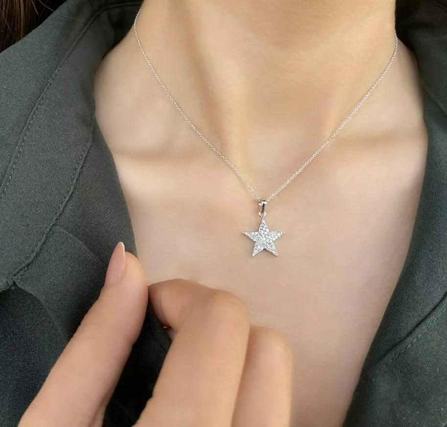 Collana con ciondolo a stella Celestial Xmas Diamond in oro massiccio 14k In condizioni Nuovo in vendita a Chicago, IL