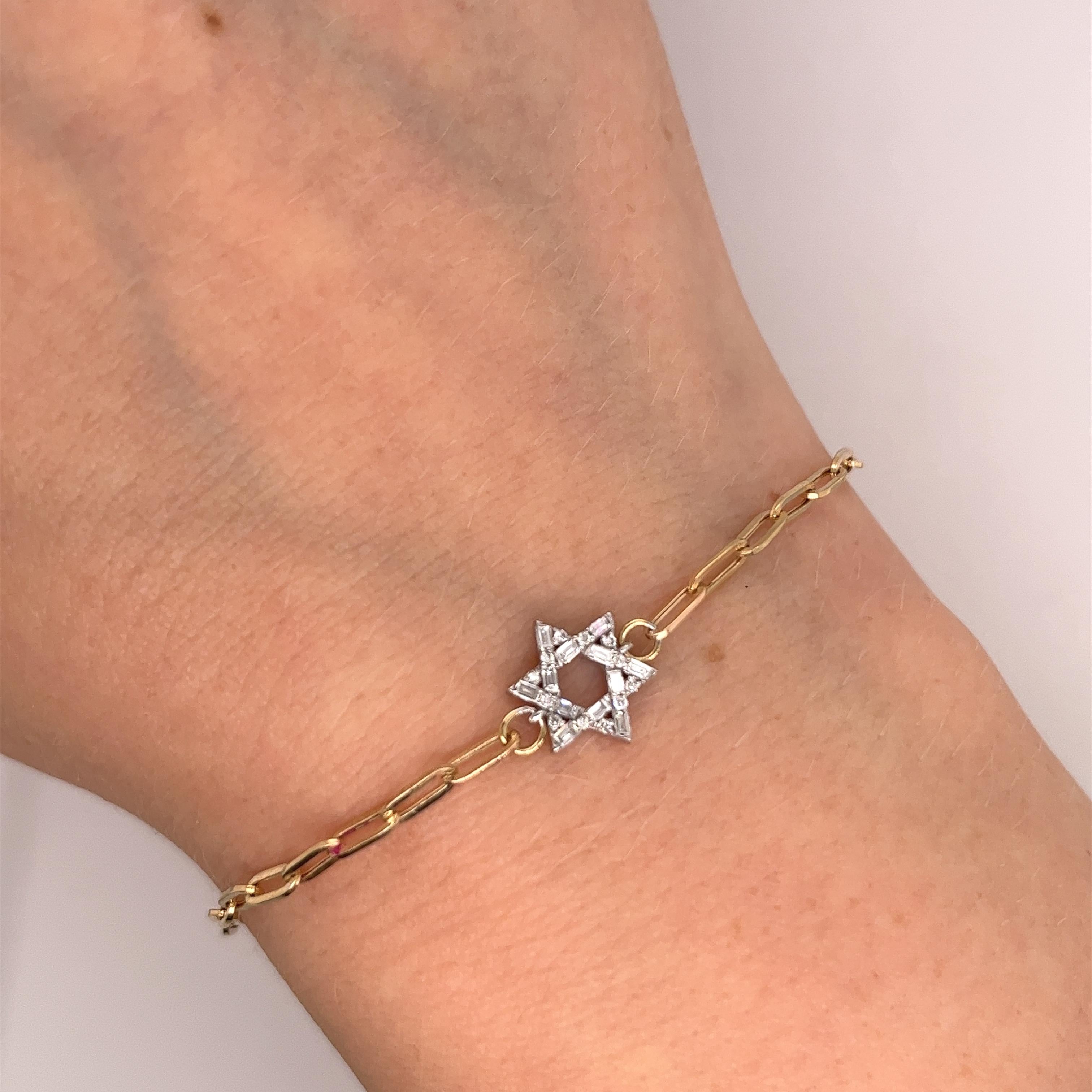 Una hermosa y significativa pulsera con un diseño de la Estrella de David, elaborada en oro amarillo y blanco de 9 ct. 
La pulsera está adornada con brillantes diamantes, que añaden elegancia y simbolismo a esta impresionante pieza de joyería.

Peso