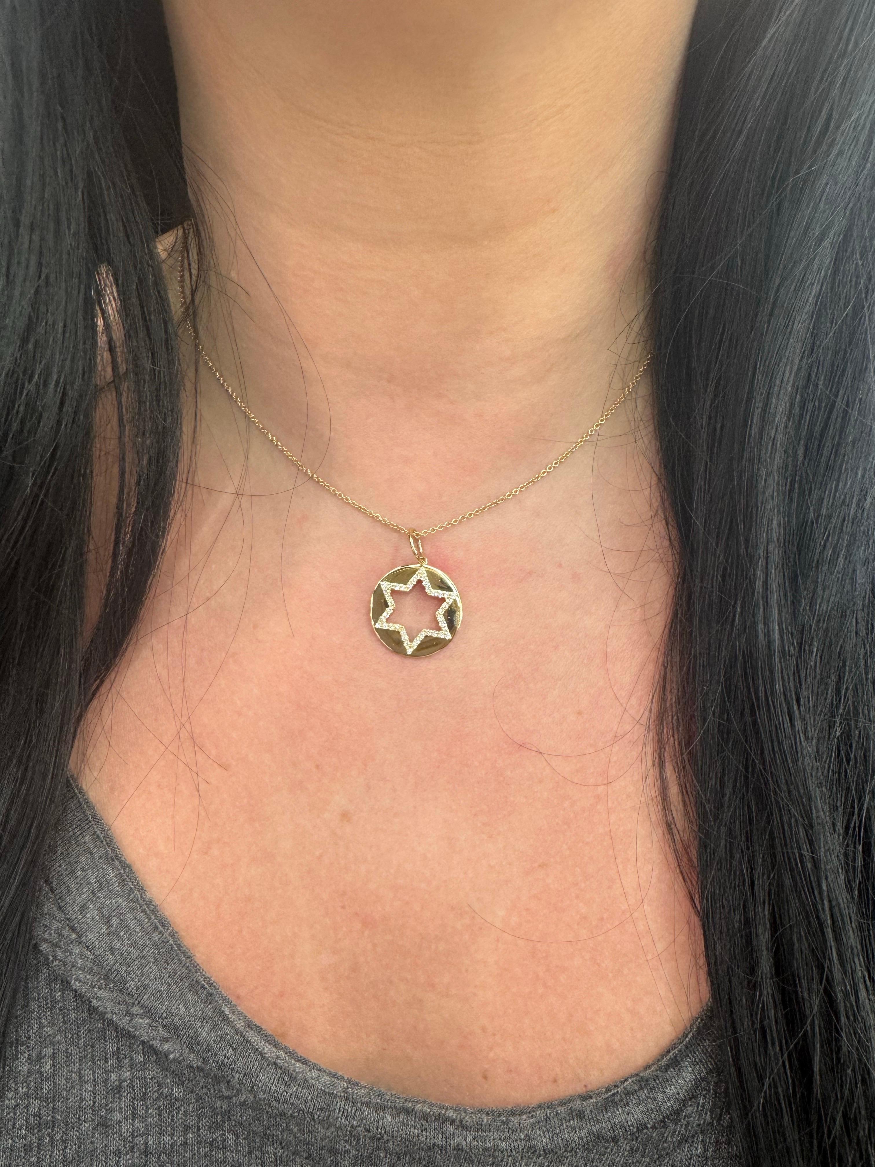 Pendentif à breloque en or jaune 14 carats présentant une étoile de David taillée en diamant avec 42 diamants pesant 0,30 carats.
Couleur G
Clarté VS2

Ce prix s'applique uniquement au pendentif à breloques, pas au collier.

Construisez votre propre