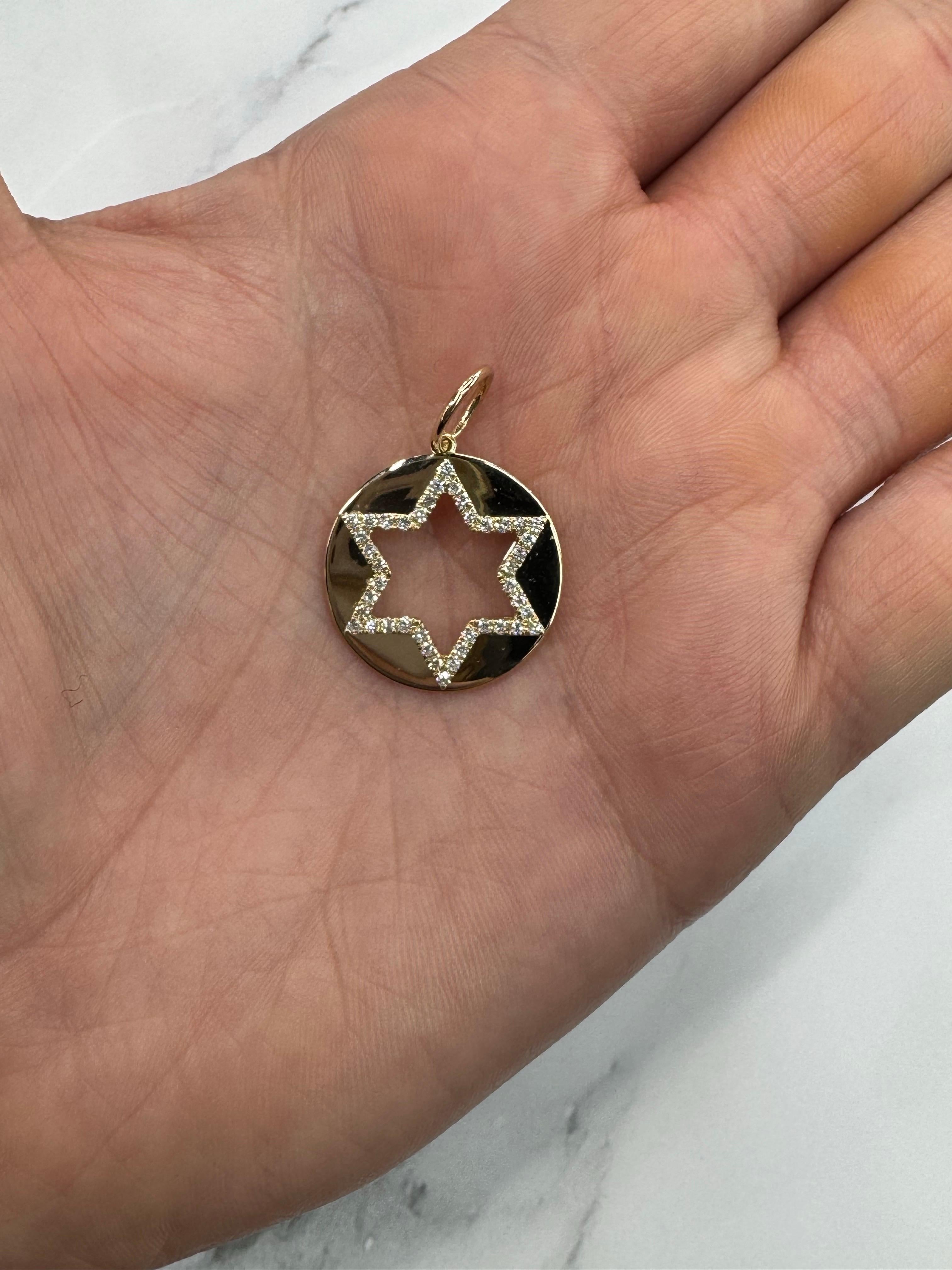Taille ronde Pendentif breloque étoile de David découpée en or jaune 14 carats avec diamants 0,30 carat en vente