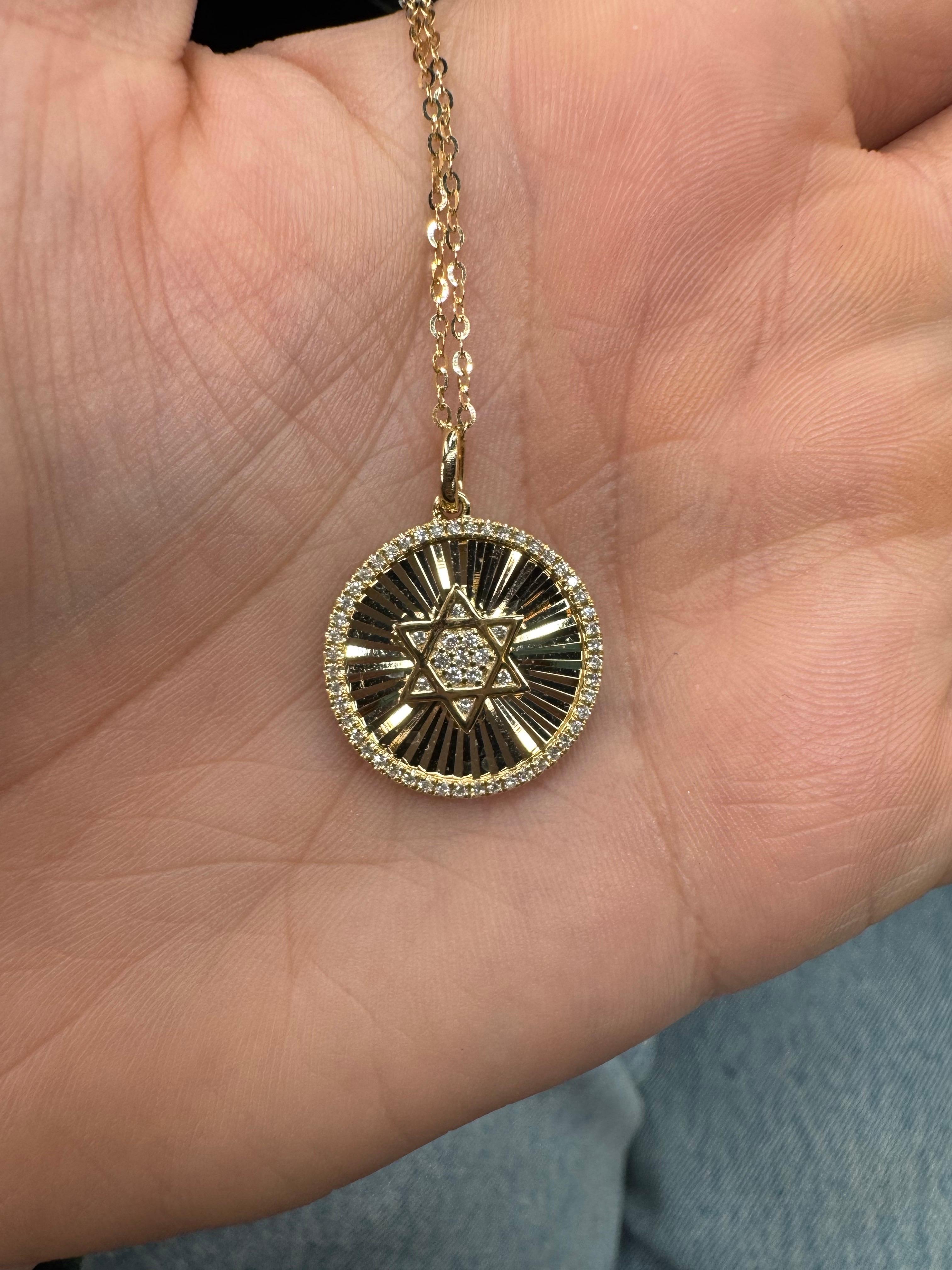 Un potente simbolo di fede e di eredità incontra l'eleganza contemporanea in questa raffinata collana con medaglione a forma di stella di David, finemente realizzata in oro giallo 14K e dal peso di circa 4,17 grammi. Con 61 diamanti naturali taglio