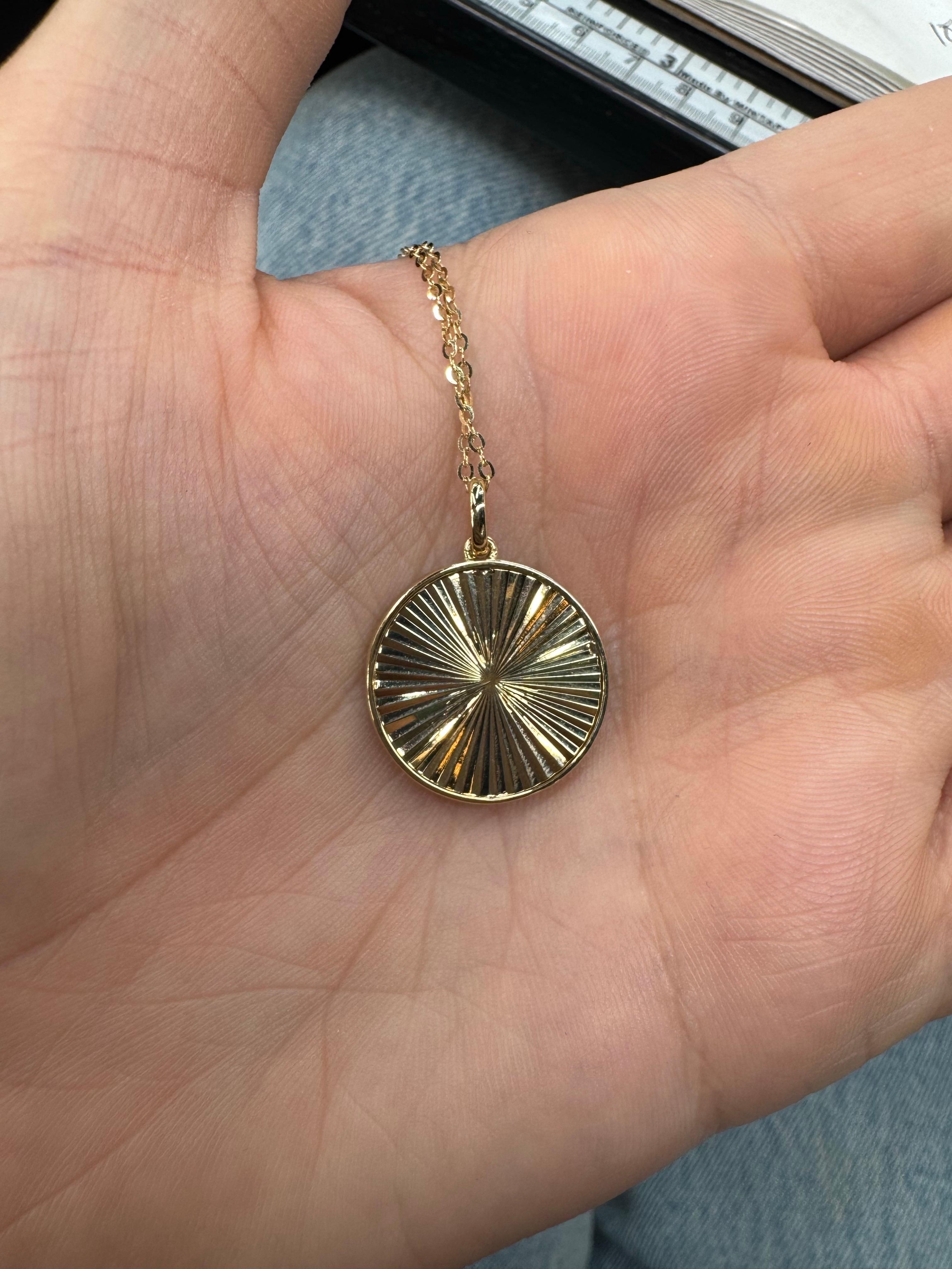 Contemporaneo Collana con ciondolo scanalato con stella di David 0,15 carati in oro giallo 14 carati in vendita