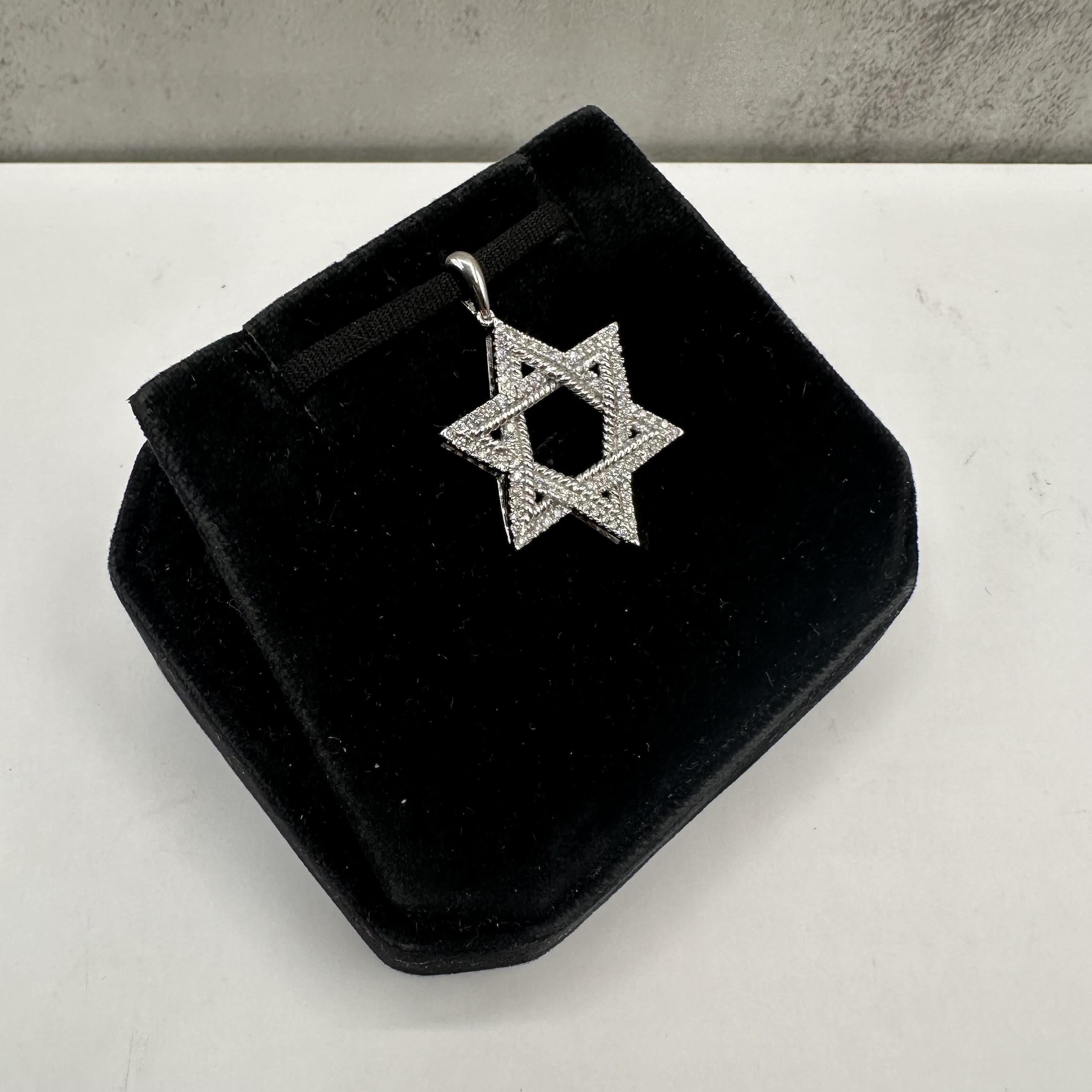 Célébrez votre foi avec ce superbe pendentif étoile de David en diamant, réalisé en or blanc 14kt. Avec 0,35 carat de diamants ronds naturels de couleur GH et de pureté SI2-I1, ce pendentif brille de mille feux et apporte de l'élégance à un design