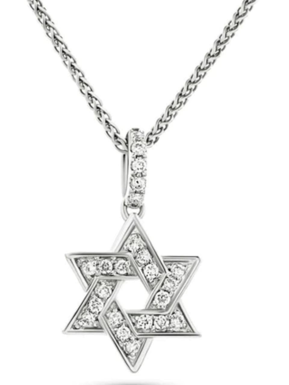 Taille ronde Chaîne collier étoile de David en or 18 carats avec pendentif rond en diamants de 0,20 carat en vente