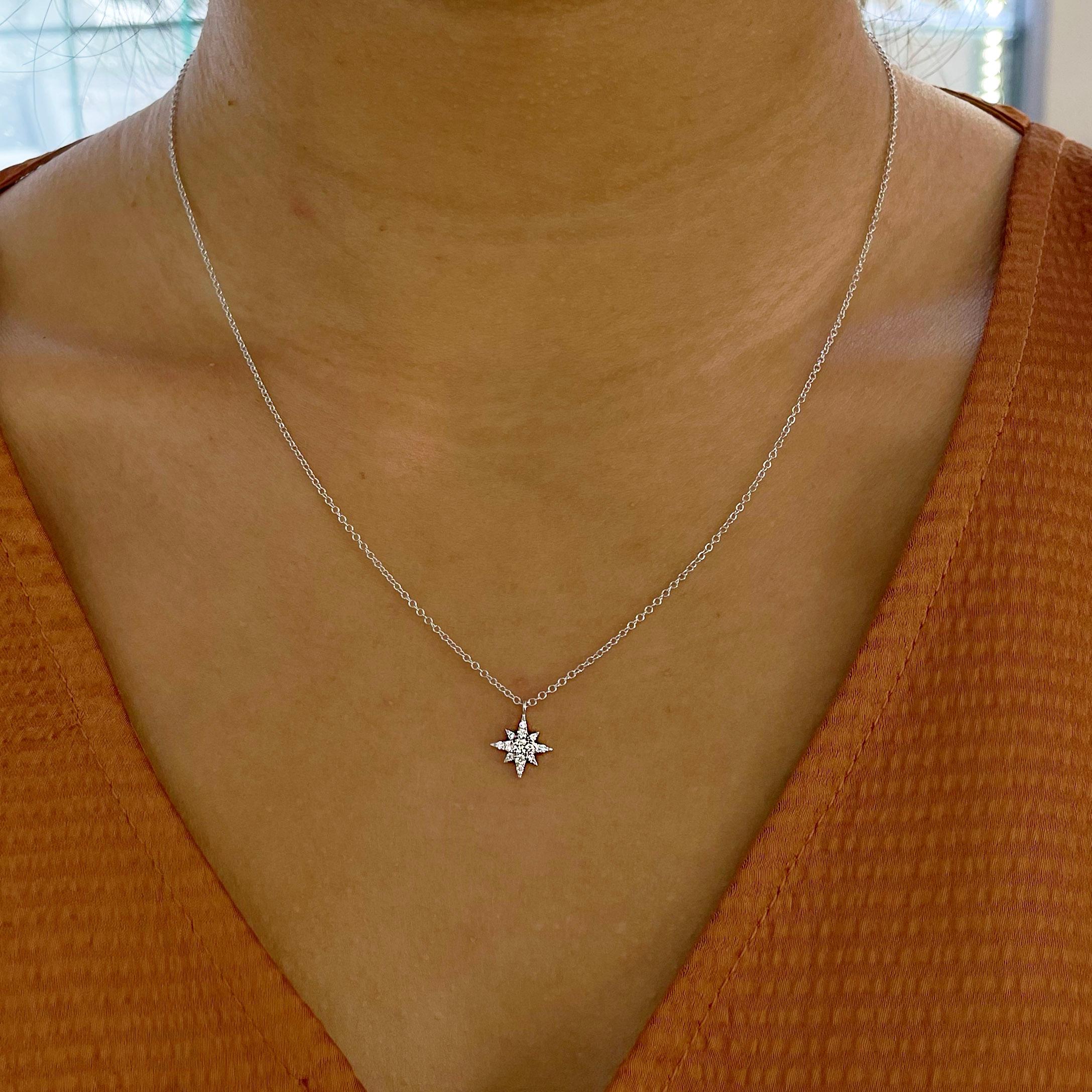 Taille ronde Collier pendentif étoile en diamants, or blanc, diamants pavés étoile en vente