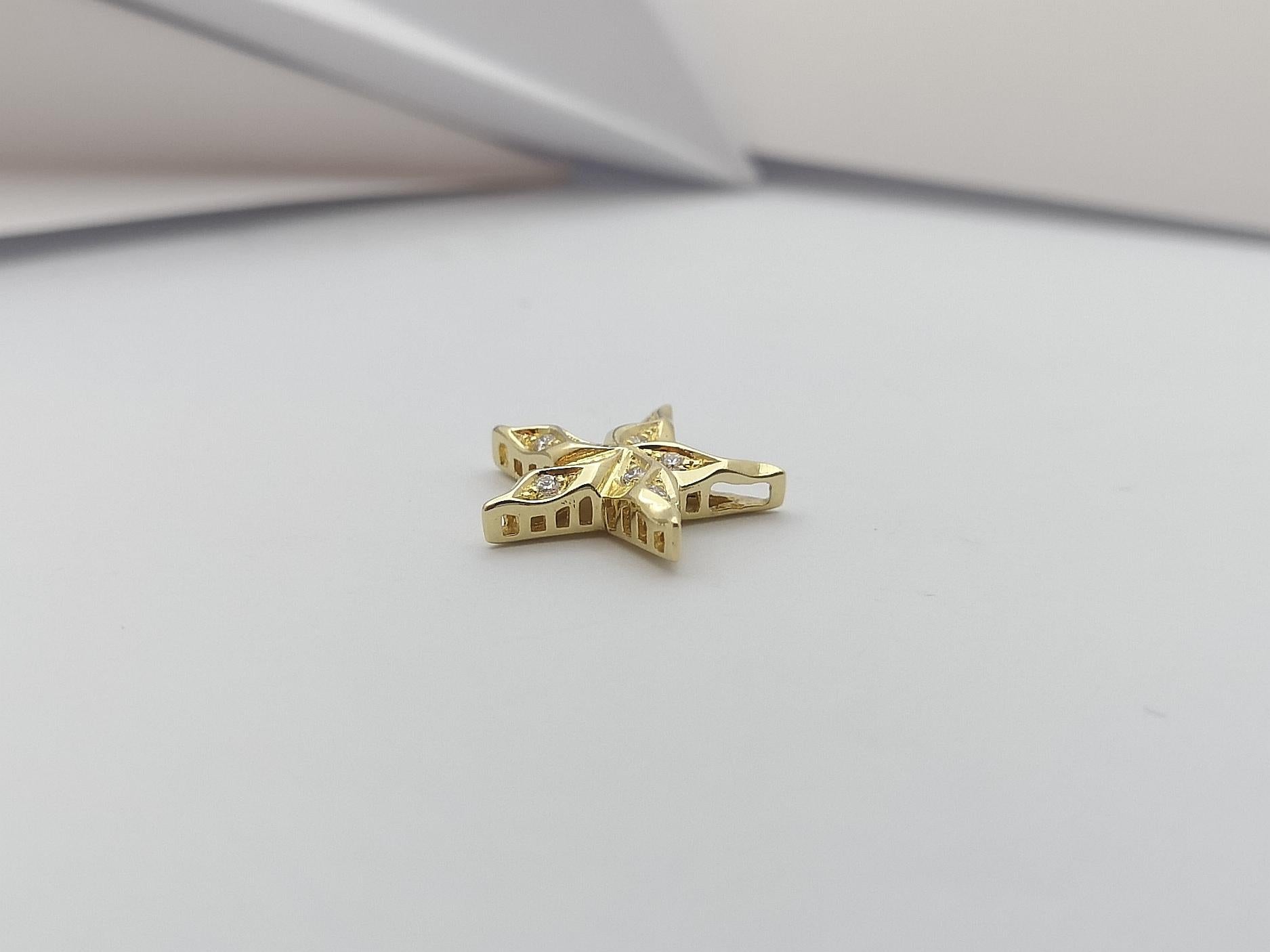 Diamond Star Pendant Set in 18 Karat Gold Settings For Sale 1