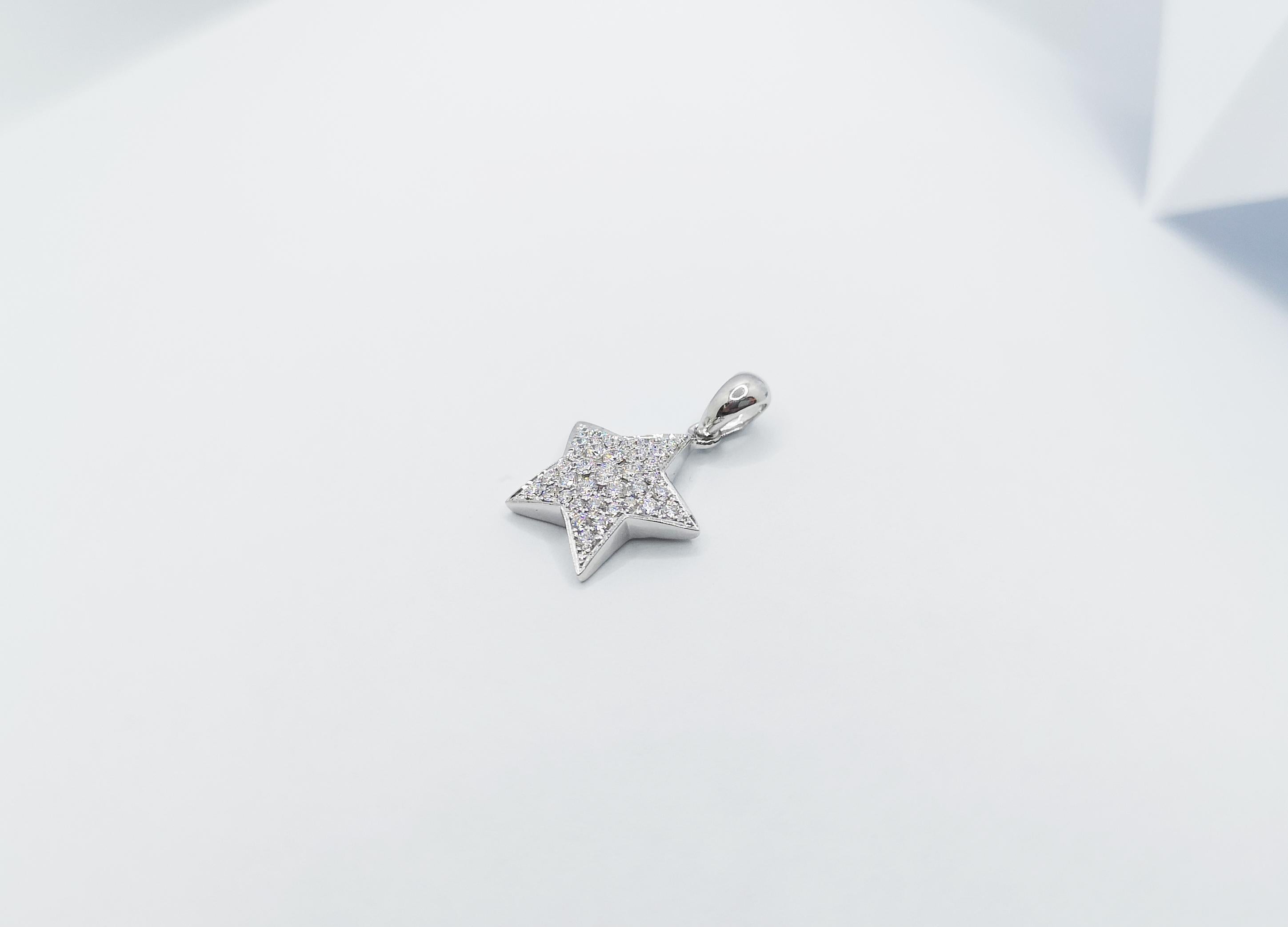 Diamond Star Pendant Set in 18 Karat White Gold Settings In New Condition For Sale In Bangkok, TH