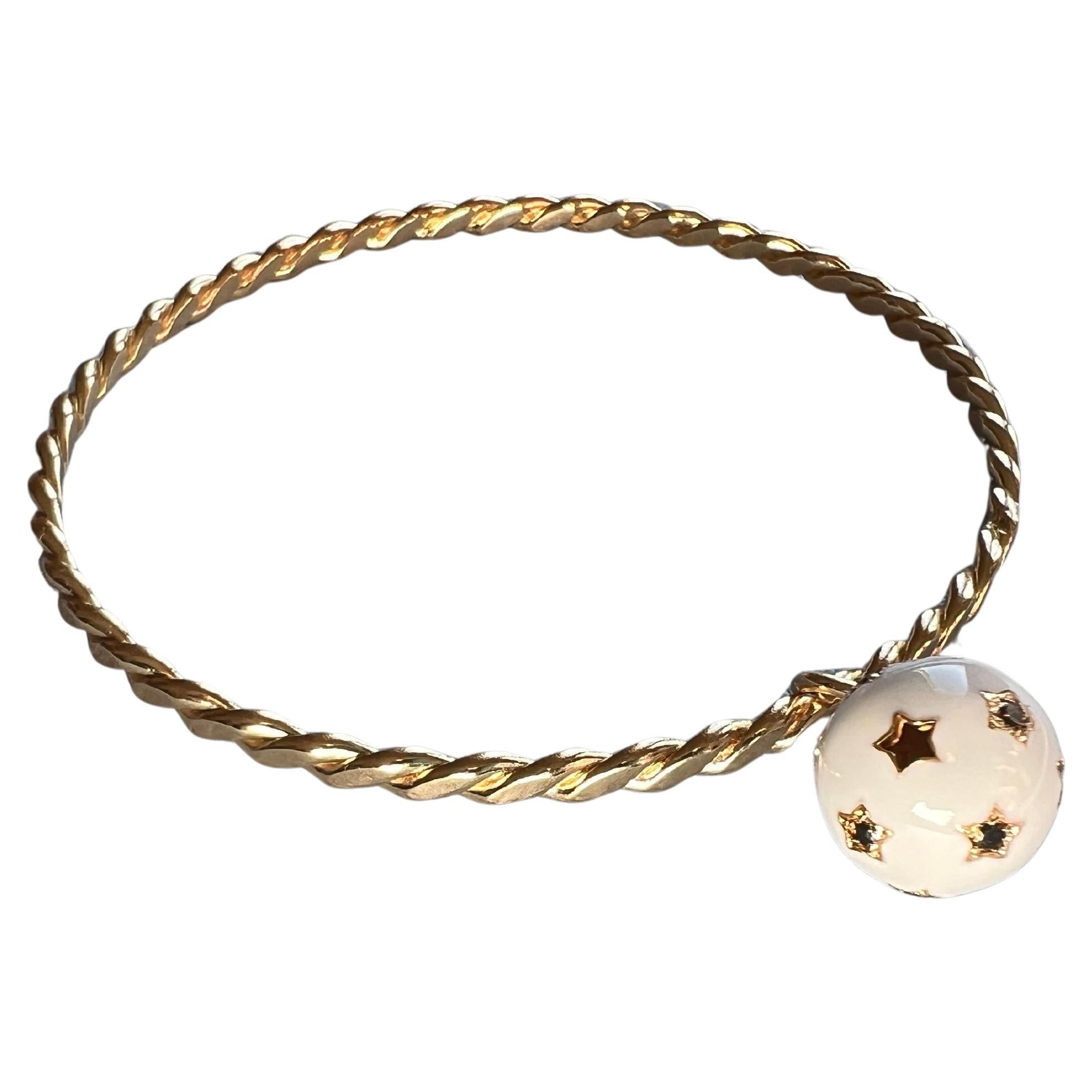 Contemporaneo Bangle con stella di diamanti e smalto bianco in vendita