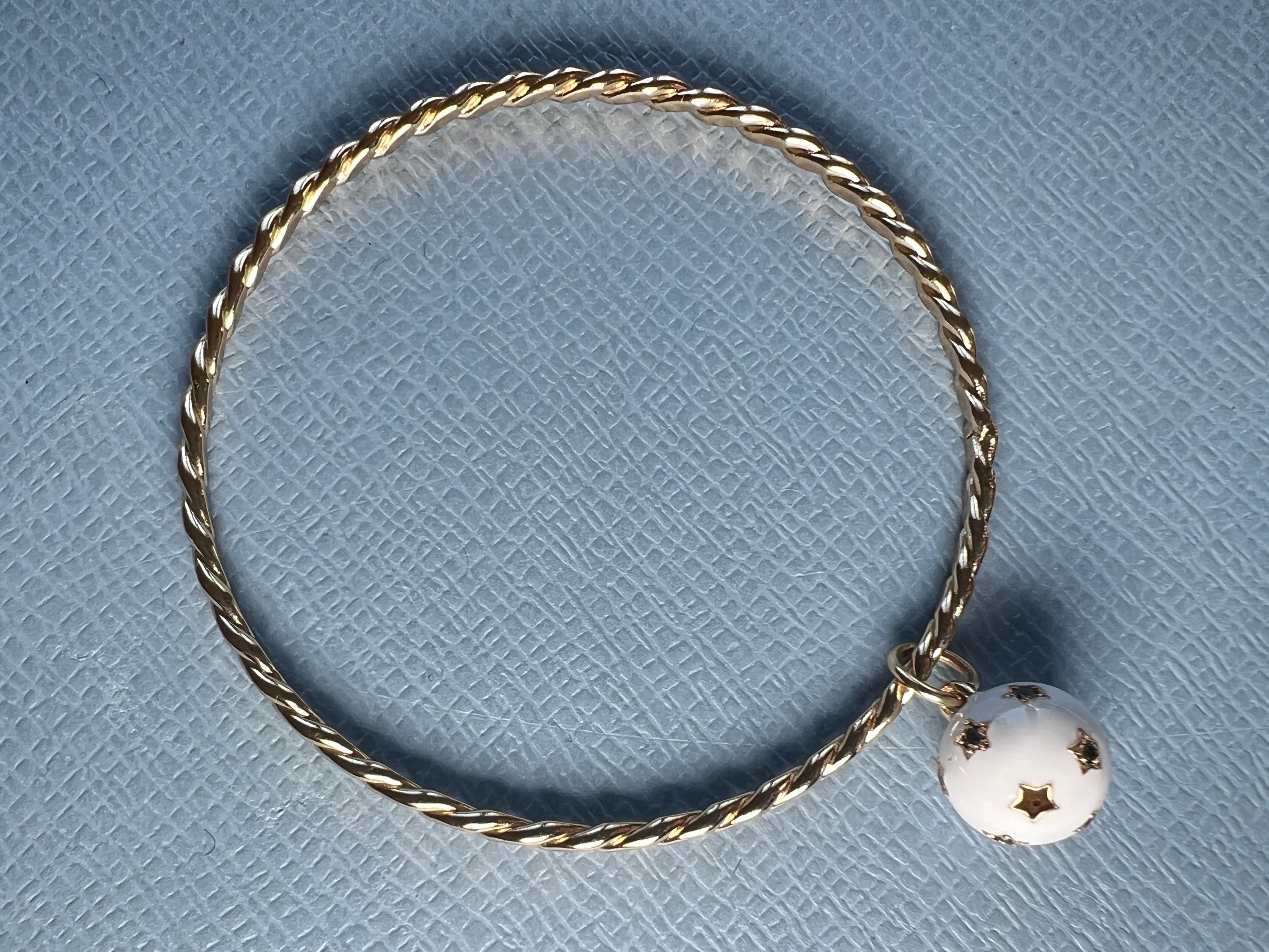 Donna Bangle con stella di diamanti e smalto bianco in vendita