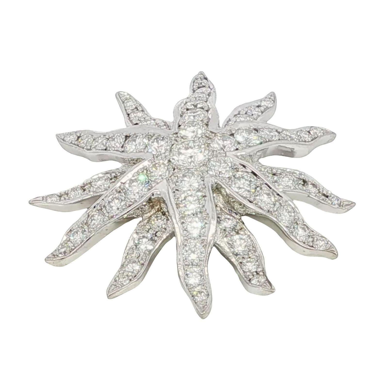 Pendentif étoile en or blanc 18K ~1.94ctw Diamants

Ce pendentif présente un élégant design en forme de soleil ou d'étoile, serti en or blanc 18 carats et orné d'un ensemble de diamants blancs ronds de ~1,94ctw, méticuleusement disposés pour