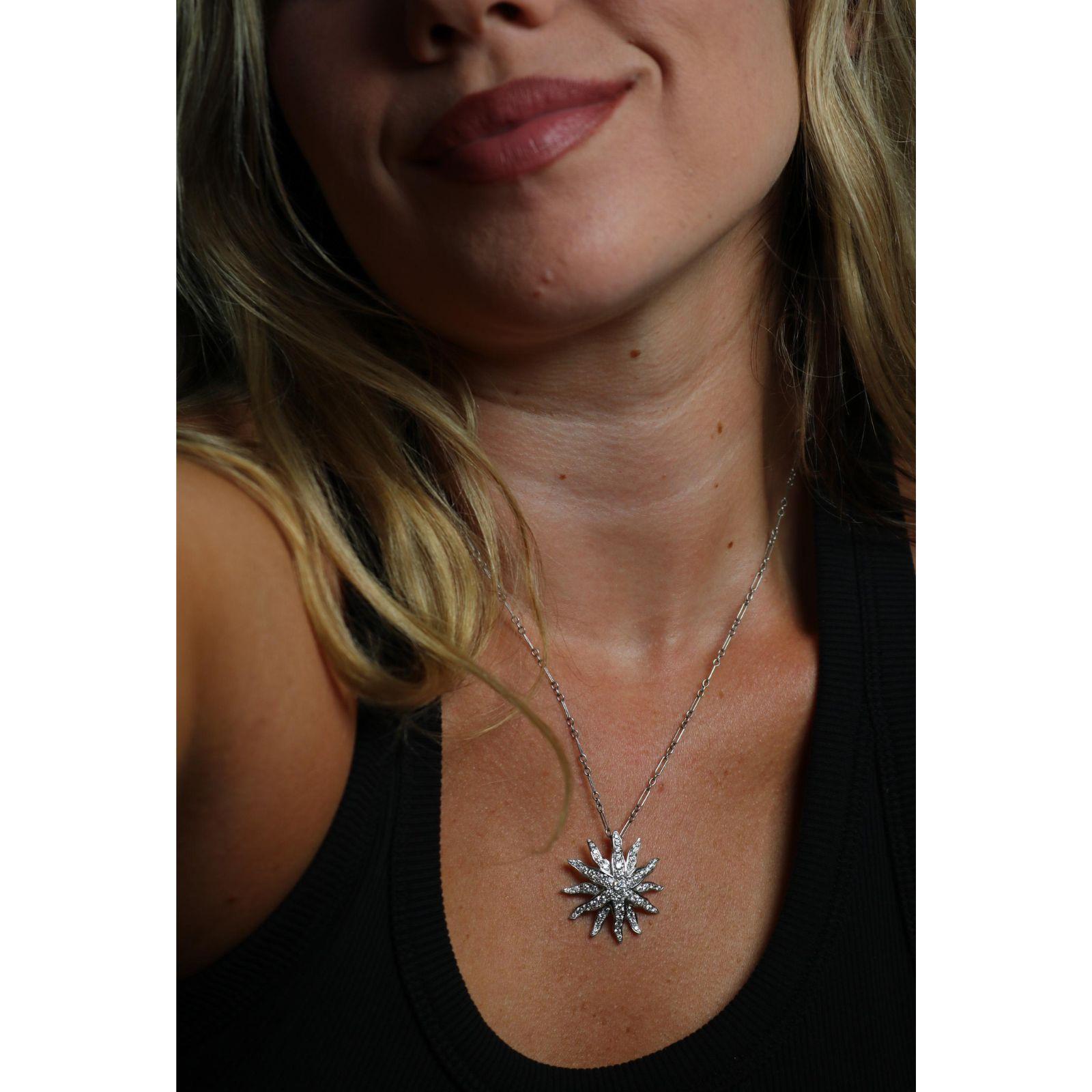 Taille ronde Pendentif étoile en or blanc 18K ~1.94ctw Diamants en vente