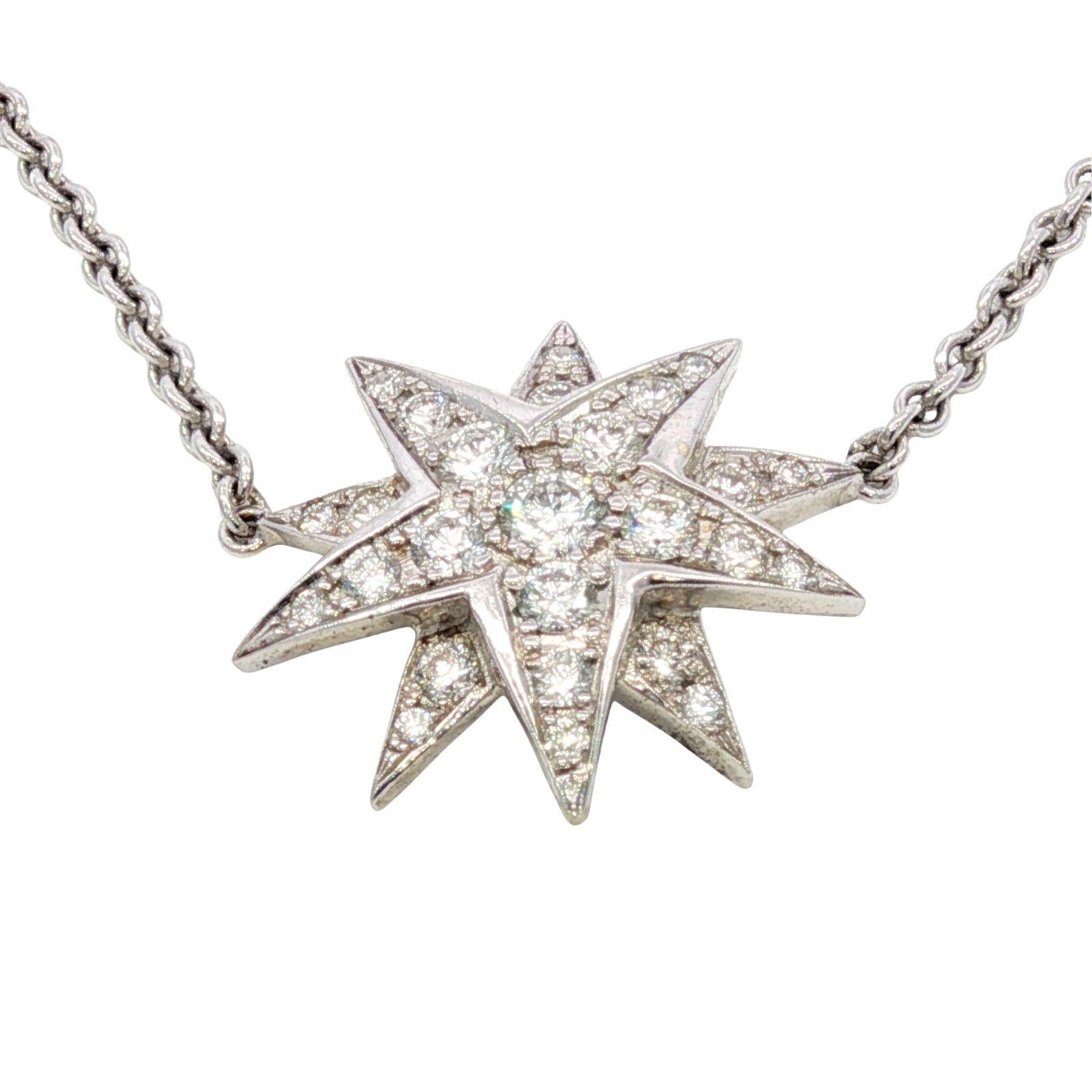 Collana con ciondolo a stella in oro bianco 18 carati ~1.0ctw

Questa collana in oro bianco 18 carati è incentrata su un pendente a stella con 1,0 carati di diamanti bianchi rotondi. Ogni punto della stella è curato nei minimi dettagli e conferisce