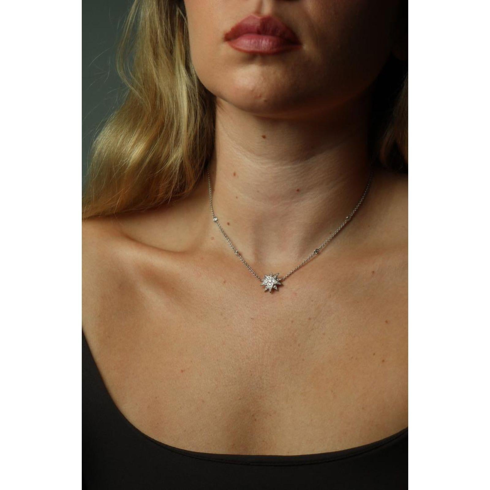 Taglio rotondo Collana con ciondolo a stella con diamanti in oro bianco 18 carati  ~1.0ctw in vendita