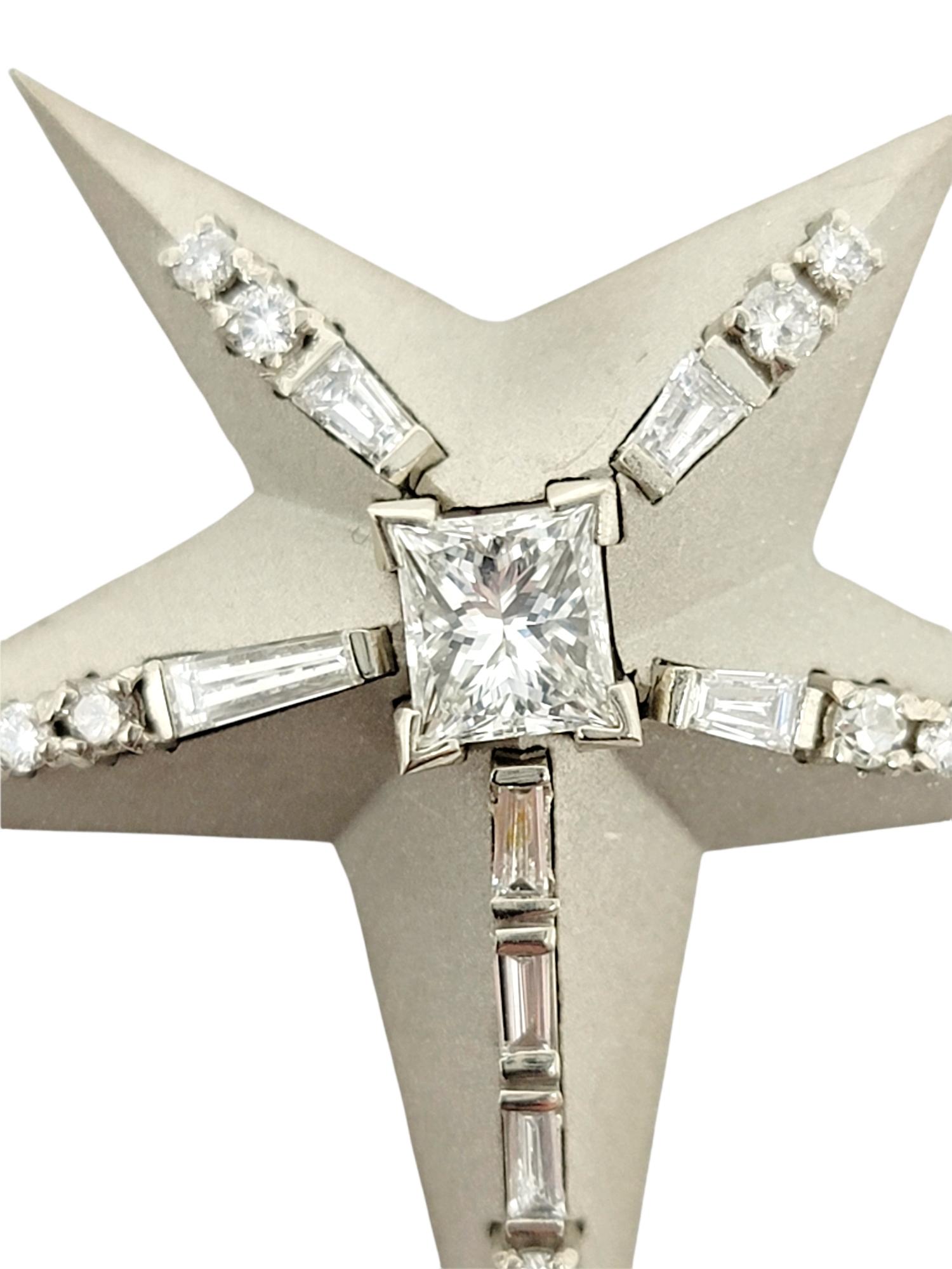 Außergewöhnliche, moderne Diamant-Starburst-Brosche / -Anhänger mit einzigartigem Sandstrahl-Finish.

Metall: 14 Weißgold
Verschluss: Scharnierstift oder Bügel
Natürliche Diamanten: 1.16 ctw 
Diamantschliffe: Prinzessinnen- und