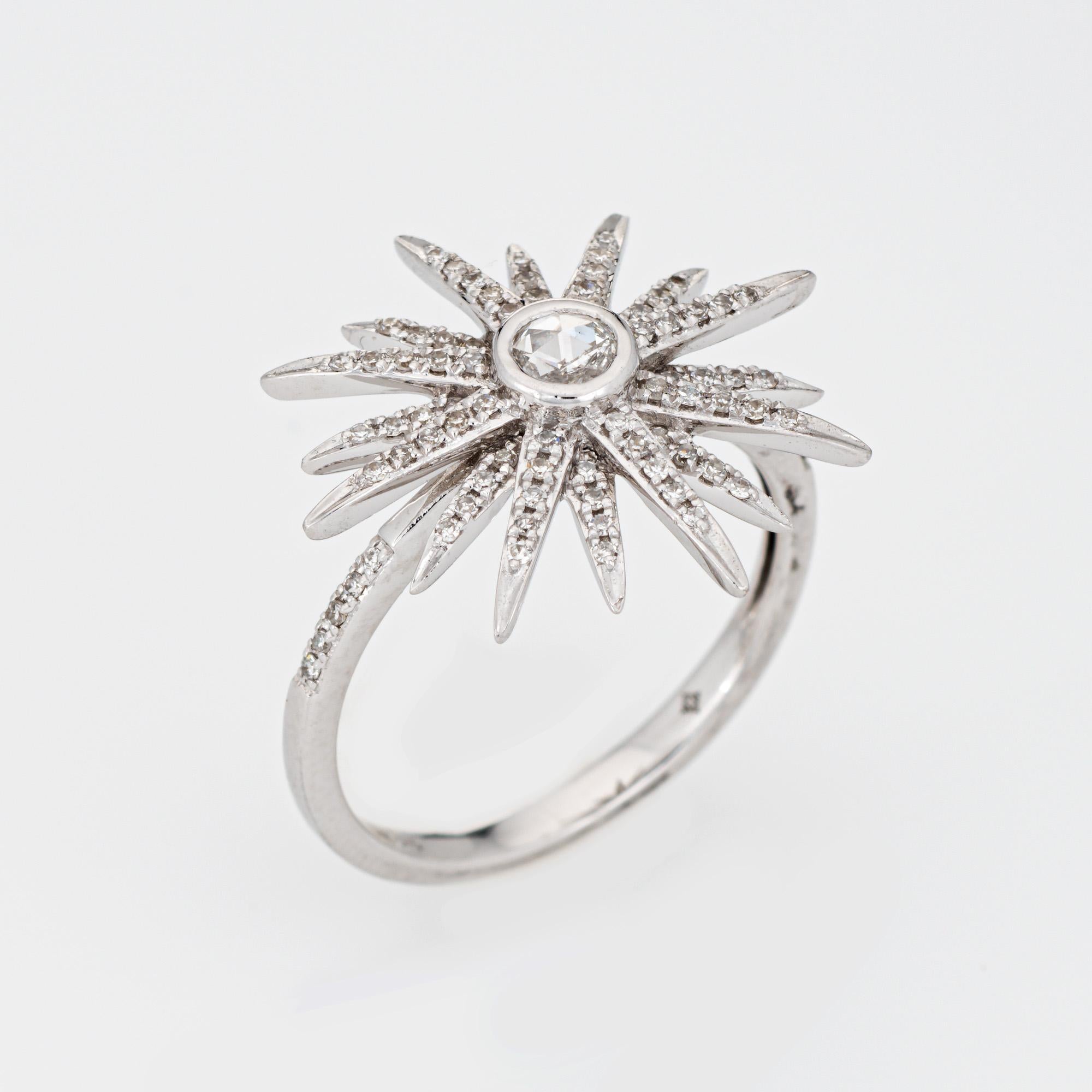 Elegante anillo de diamantes en forma de estrella elaborado en oro blanco de 14 quilates. 

Los diamantes talla rosa y talla única suman un total estimado de 0,25 quilates (color estimado L-M y claridad SI2-I2). 

Engastado con diamantes en cada una