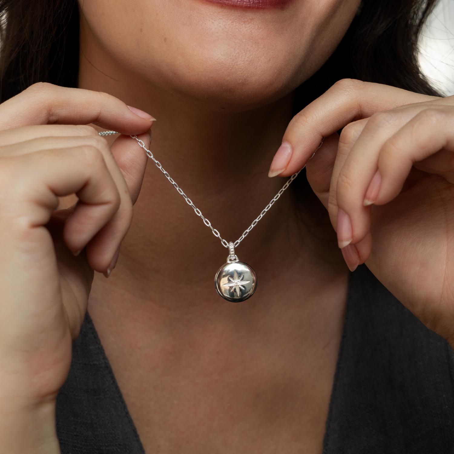 Contemporaneo Medaglione rotondo con diamante a stella in argento sterling in vendita