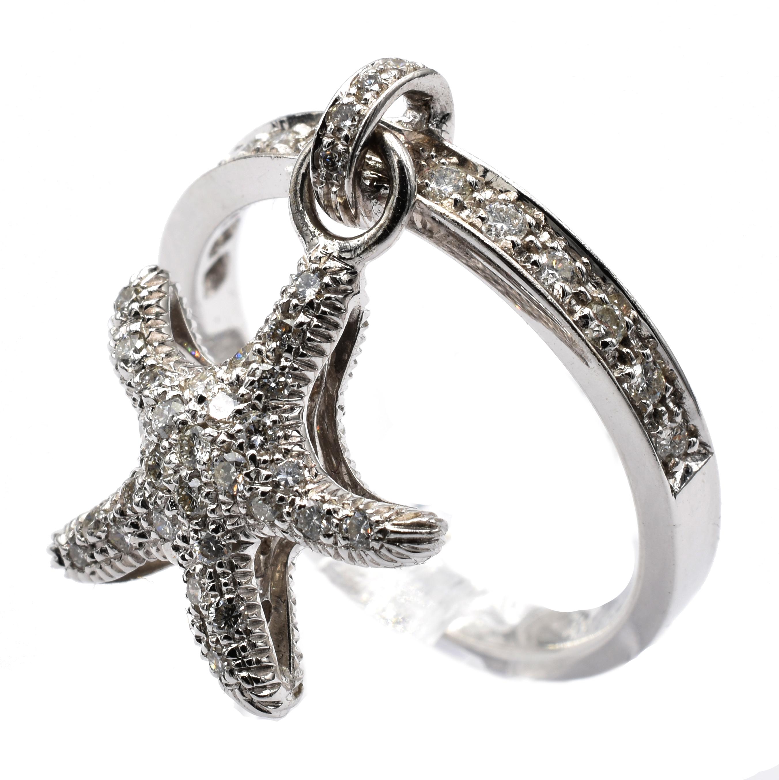 Gilberto Cassola Anillo de oro blanco de 18 quilates con colgante Estrella de mar. Este Encanto está engastado por ambos lados con Diamantes en Oro Blanco y cuelga libremente del anillo.
Una pieza muy divertida y alegre que combina perfectamente con