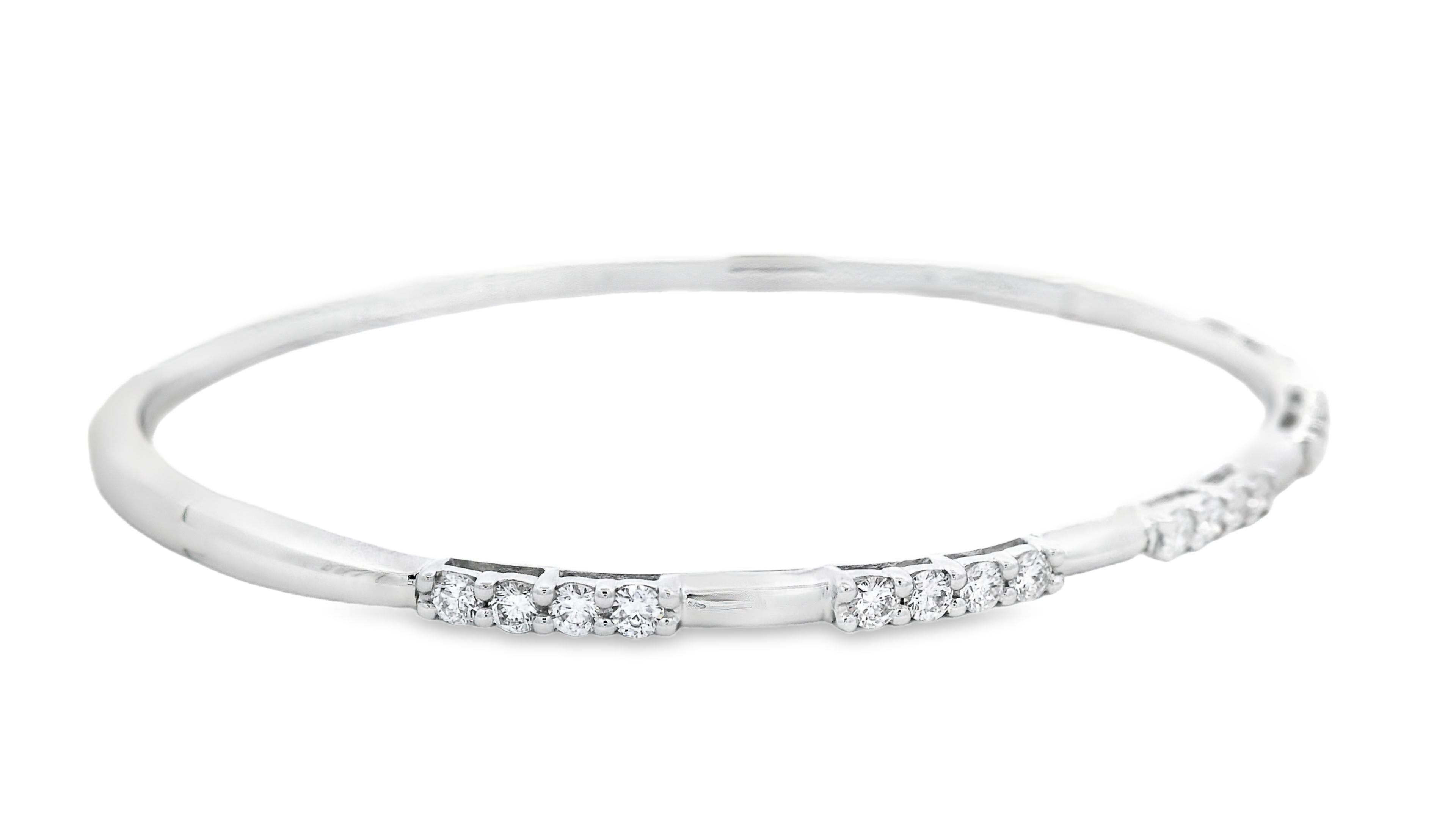 Pulsera brazalete con estación de diamantes en oro blanco de 14 quilates 0,75 ct total en venta 1