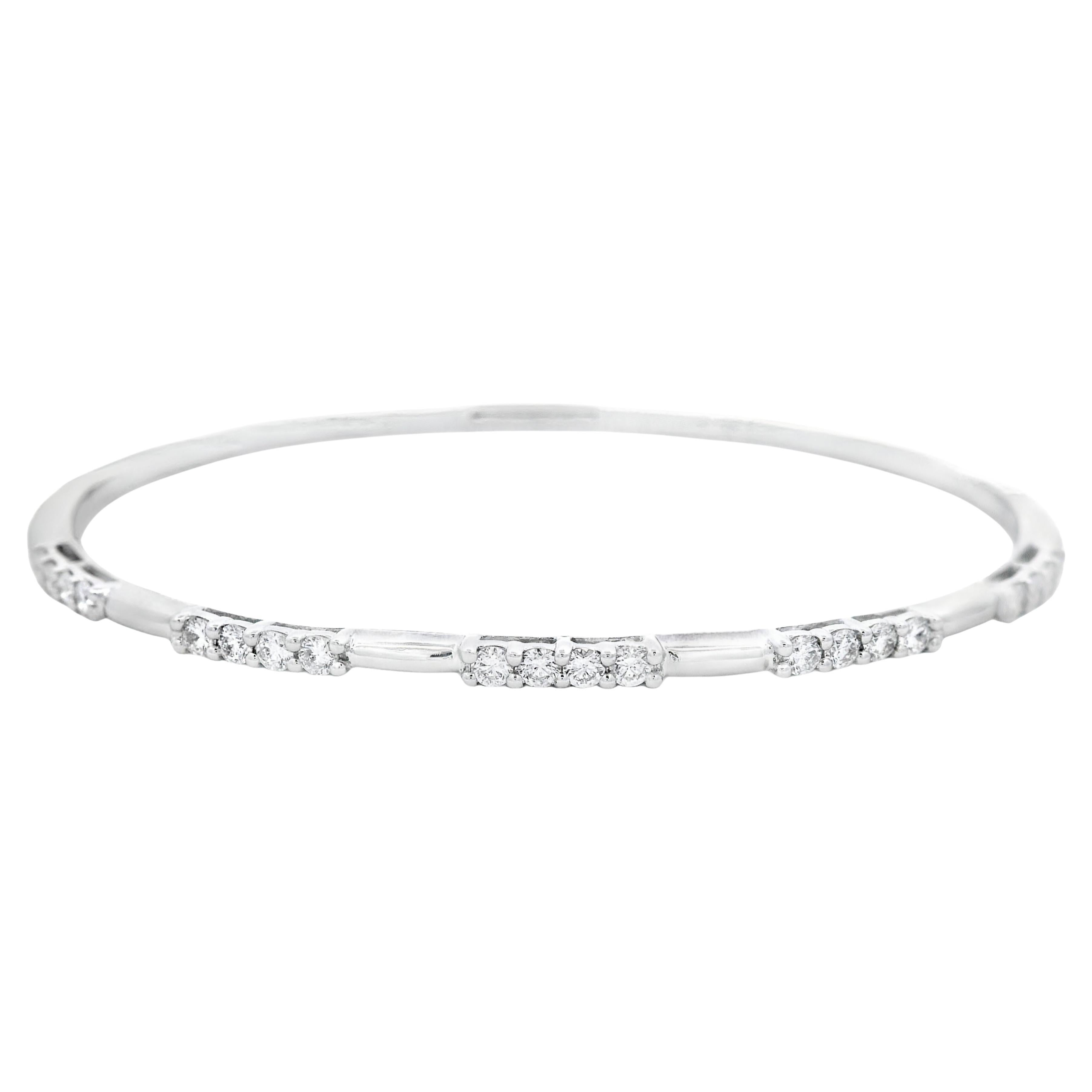 Pulsera brazalete con estación de diamantes en oro blanco de 14 quilates 0,75 ct total en venta