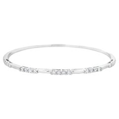 Pulsera brazalete con estación de diamantes en oro blanco de 14 quilates 0,75 ct total