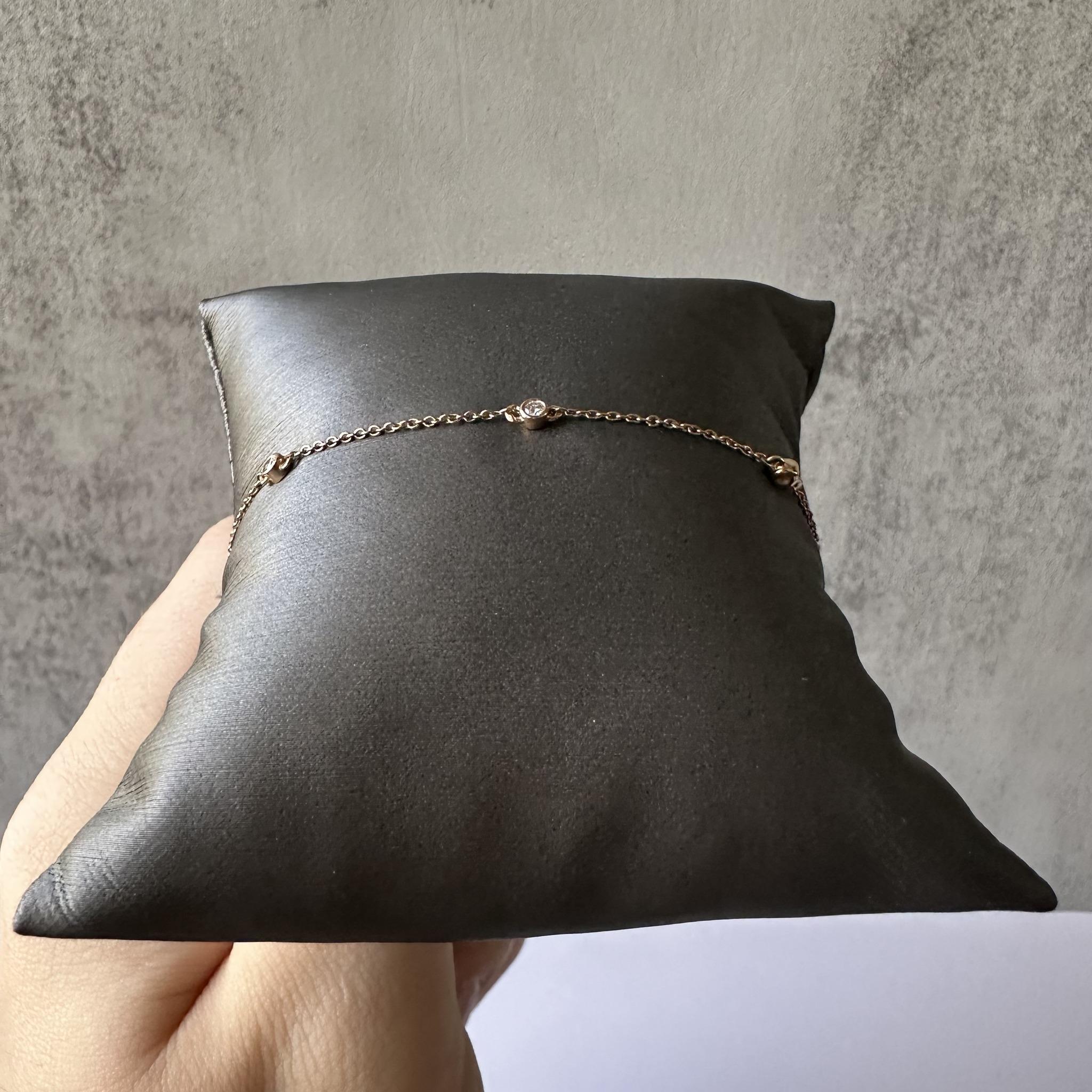 Dieses zarte Diamant-Station-Armband aus 14-karätigem Roségold besteht aus 0,15 Karat Gesamtgewicht (ctw) natürlicher runder Diamanten der Farbe GH und der Reinheit I1, die in 6 Stationen entlang des Armbands gefasst sind. Der weiche, warme Farbton