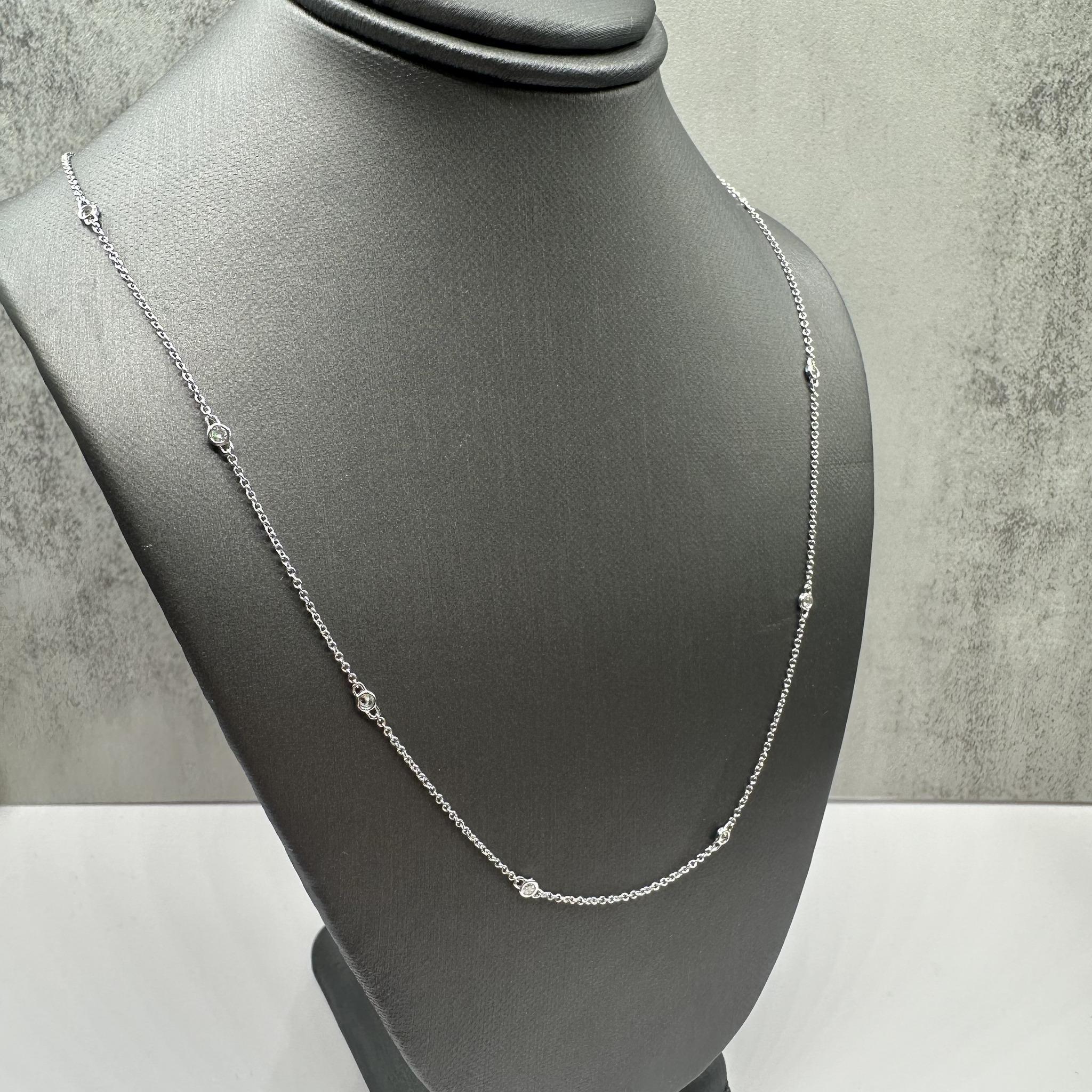 Cet élégant collier à stations de diamants en or blanc 14kt présente 0,25ctw de diamants ronds GH SI2-I1 naturels sertis sur 10 stations, ajoutant un éclat subtil à votre décolleté. La longueur est réglable entre 16 et 18 pouces, ce qui le rend