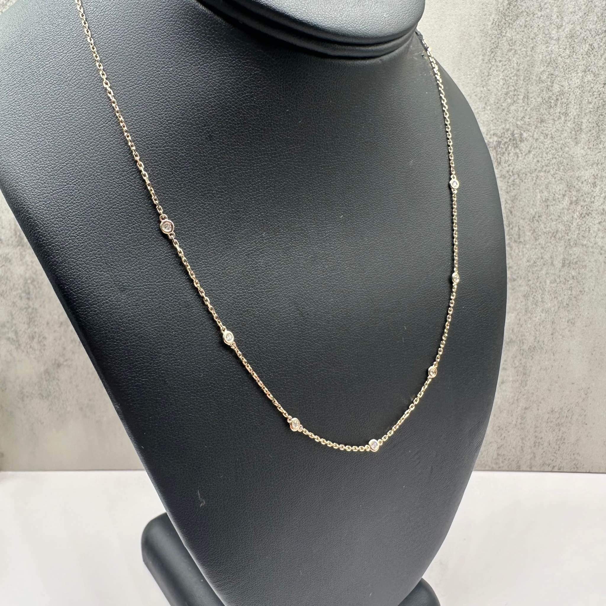 Cet élégant collier à stations de diamants en or jaune 18kt présente 0,21ctw de diamants ronds GH SI naturels, sertis dans 7 stations délicates. La longueur est réglable entre 16 et 18 pouces, ce qui permet de s'adapter à différents décolletés. Avec