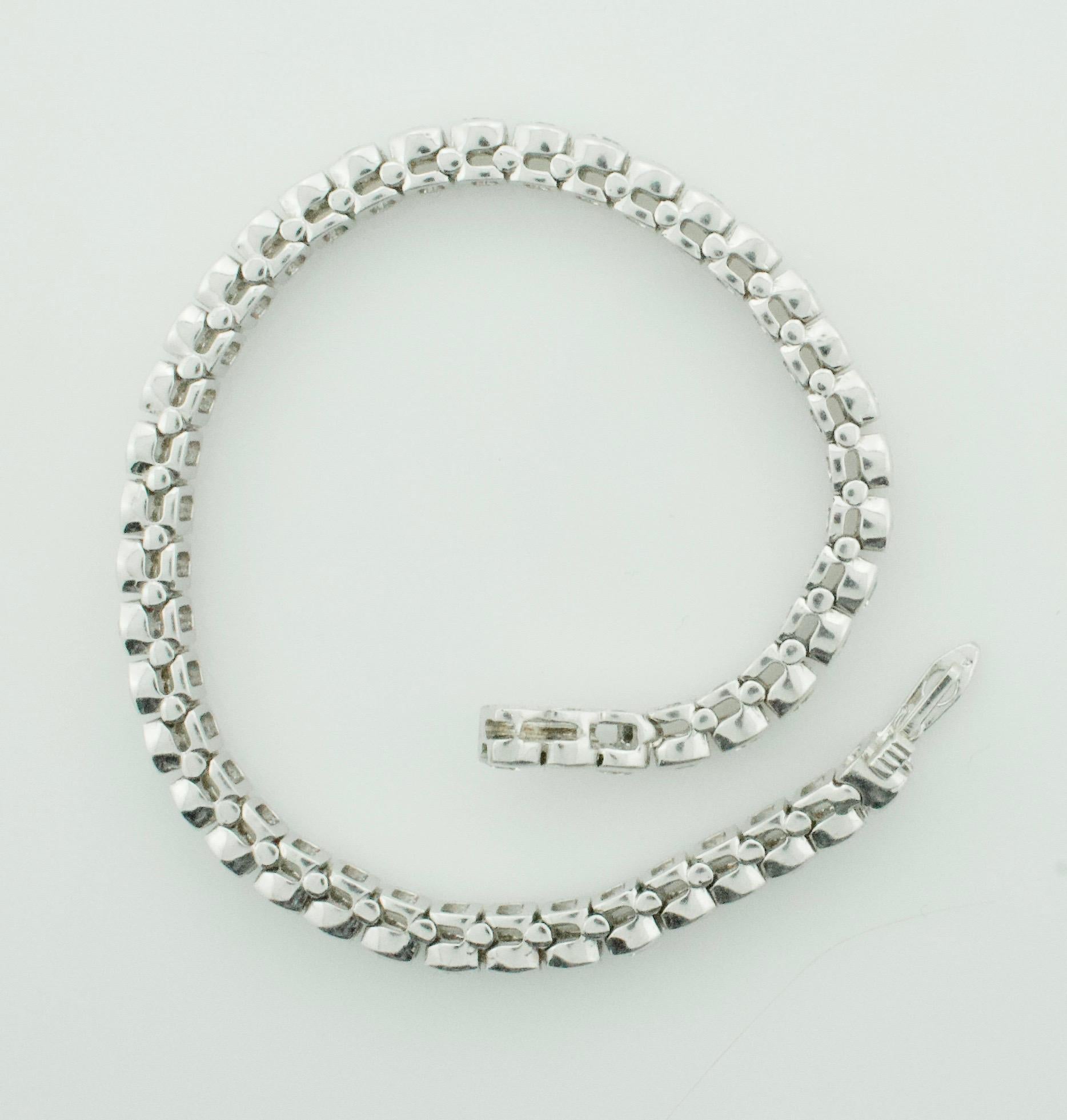 Bracelet ligne droite en or blanc et diamants de 7,10 carats en vente 4