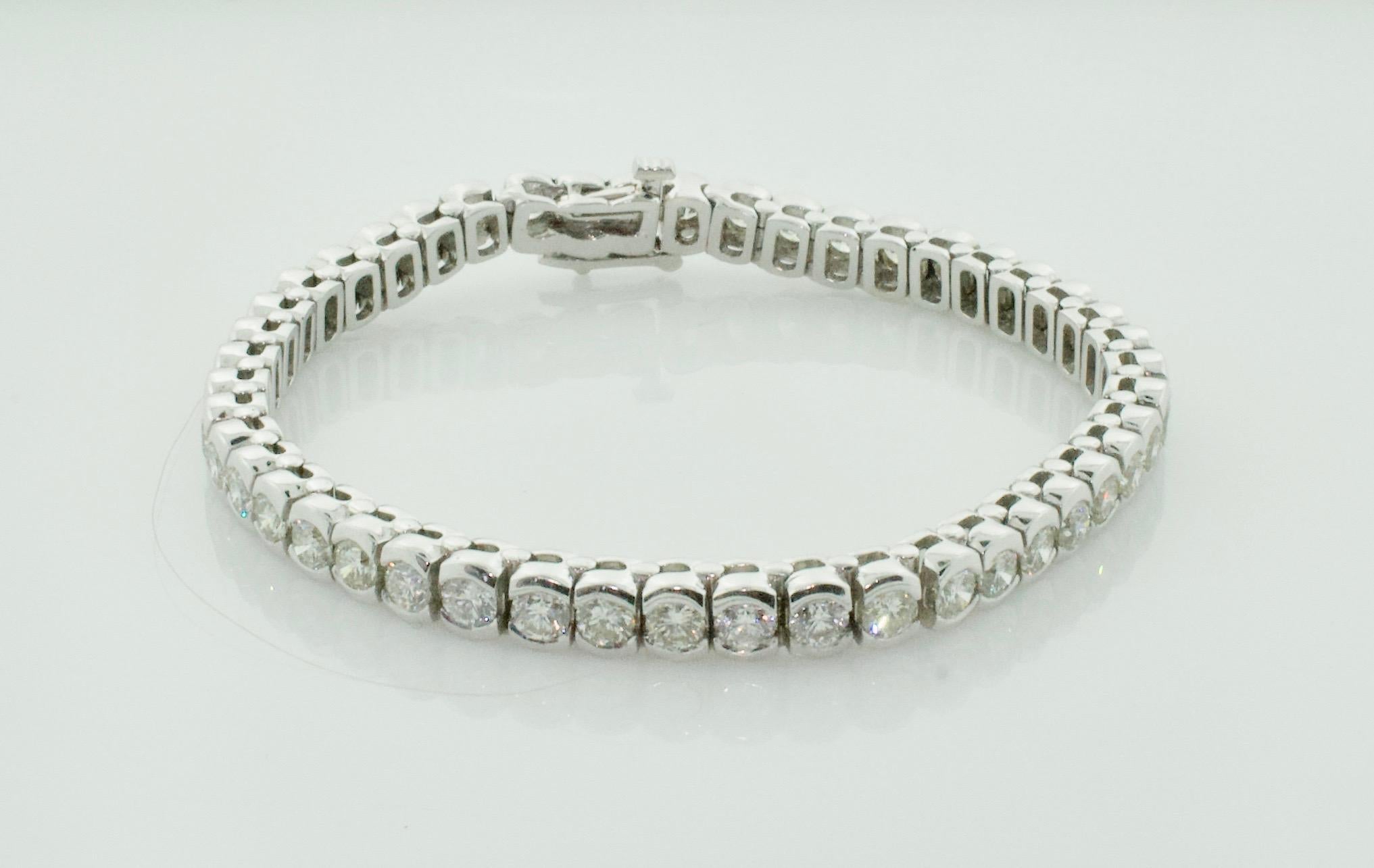Moderno Bracciale con diamanti a linea retta 7,10 carati in oro bianco in vendita