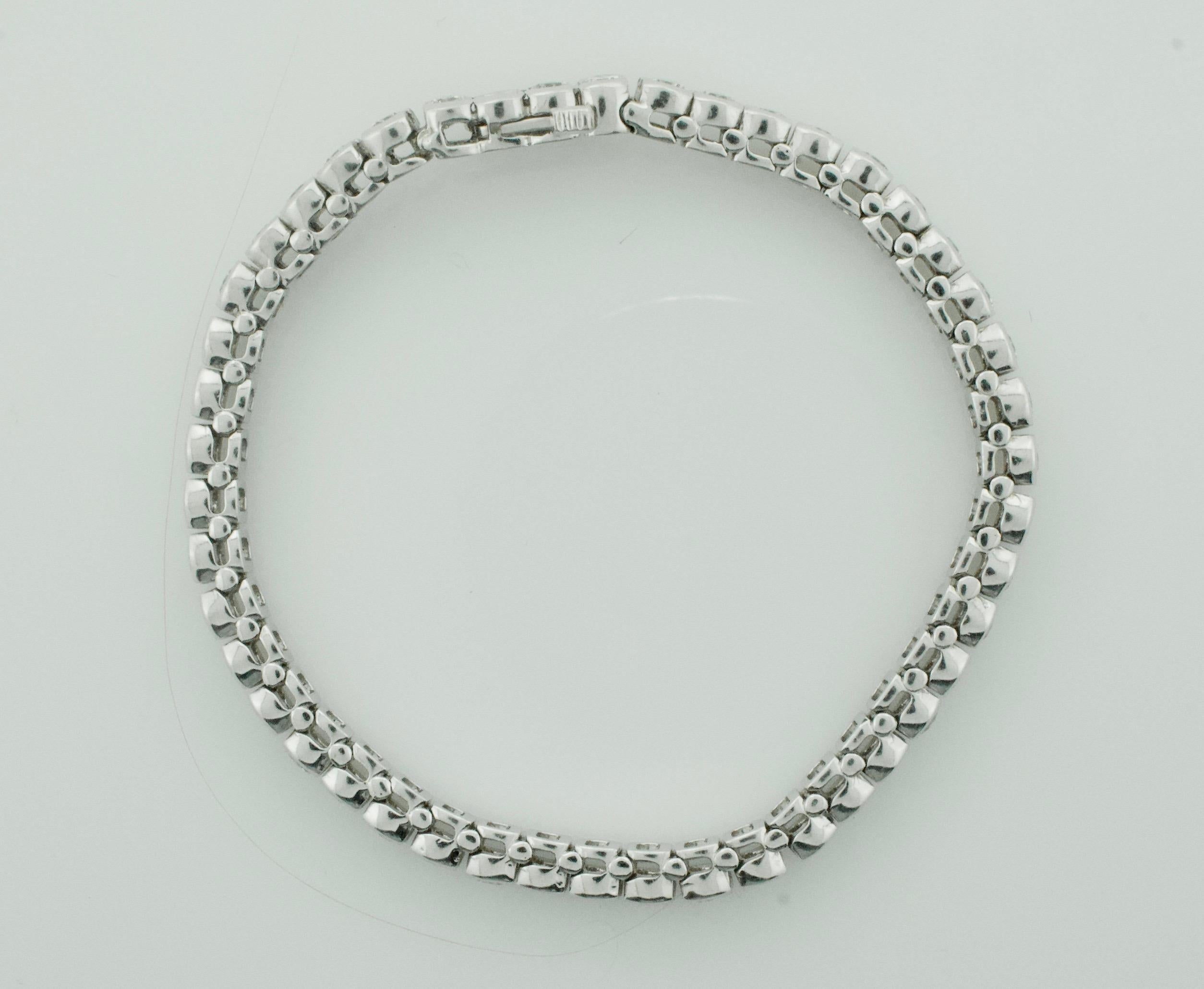 Taglio rotondo Bracciale con diamanti a linea retta 7,10 carati in oro bianco in vendita