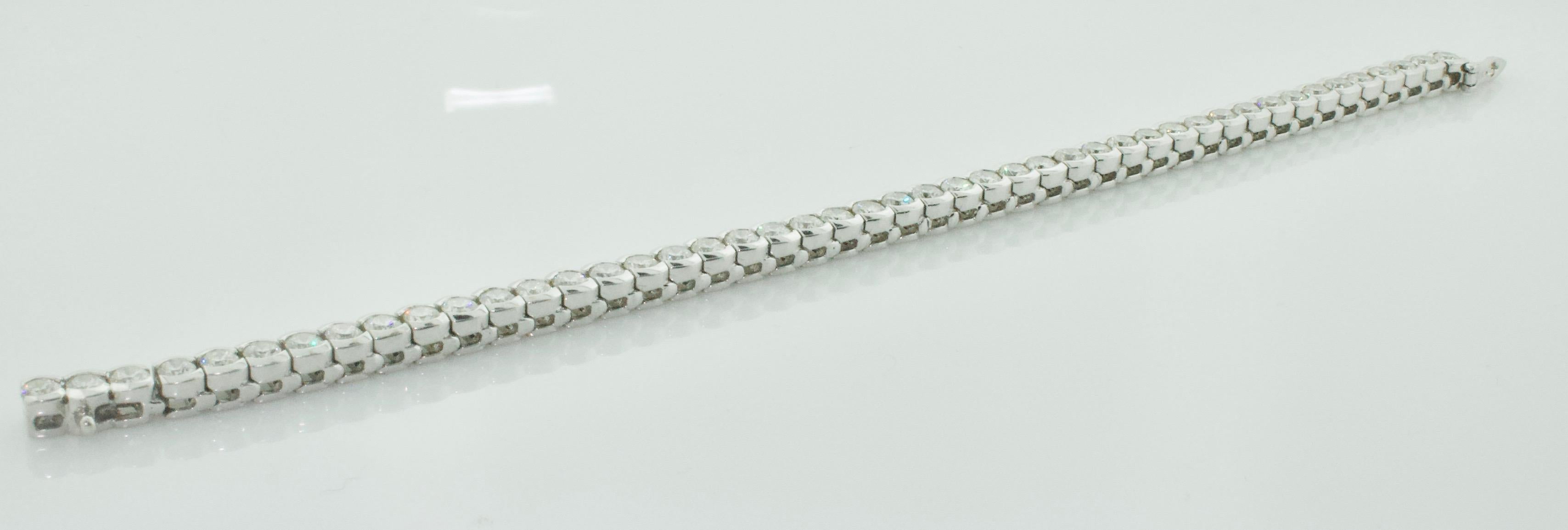 Bracelet ligne droite en or blanc et diamants de 7,10 carats Excellent état - En vente à Wailea, HI