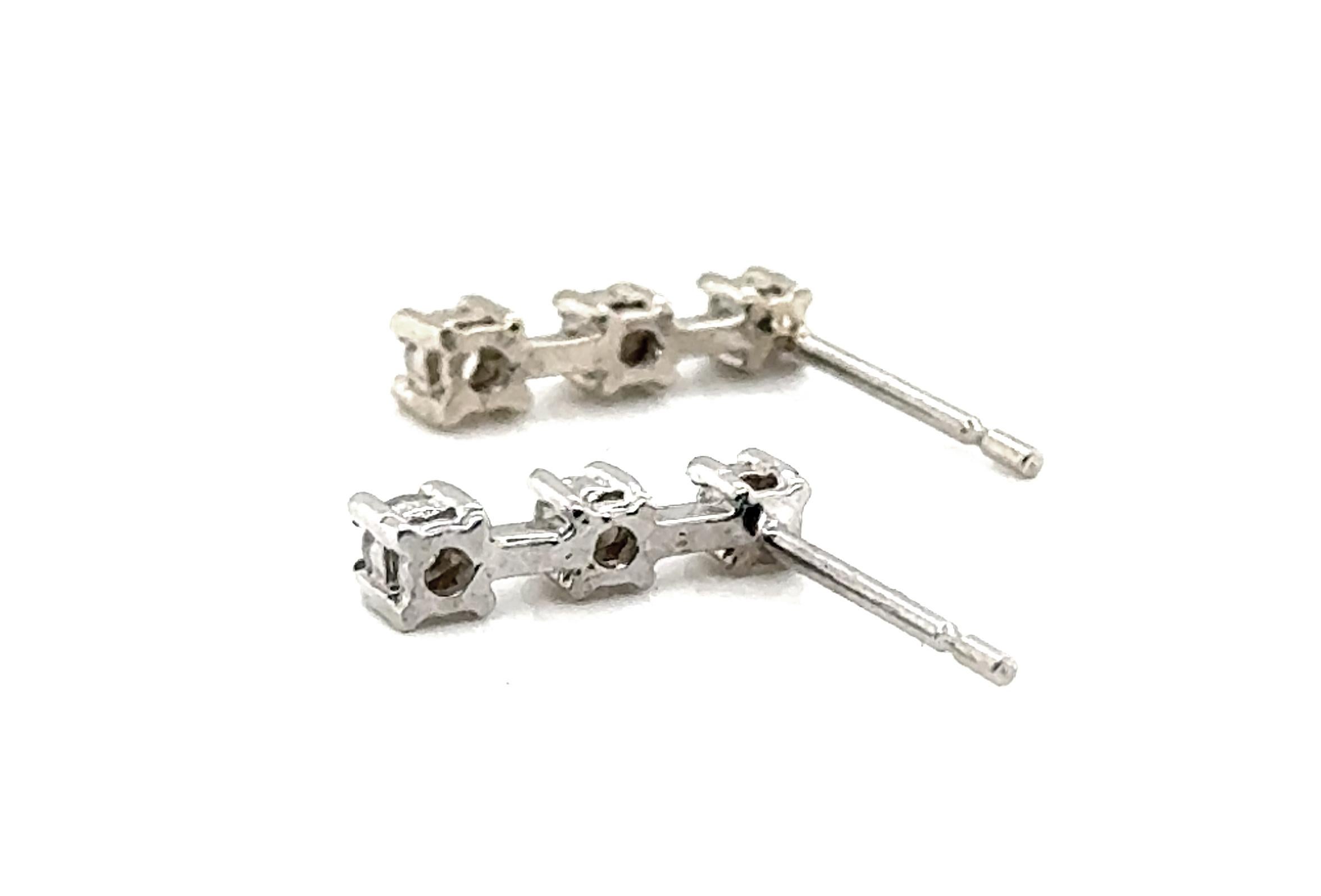 Taille ronde Boucles d'oreilles Diamond Stud 3 Stone Mined .20ct Past Present Future 14K en vente