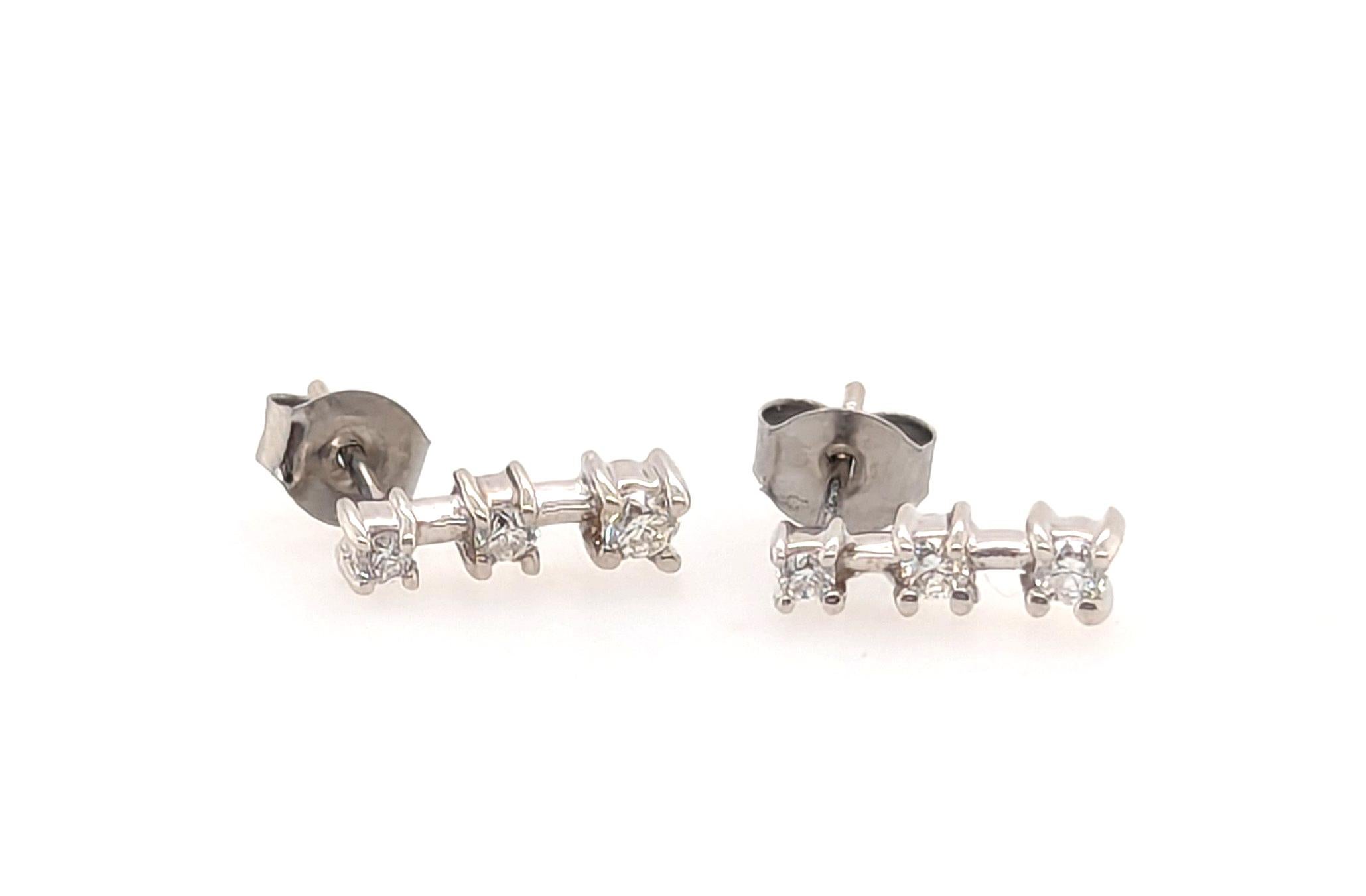 Taille ronde Boucles d'oreilles Diamond Stud 3 Stone Mined .25ct Past Present Future 14K en vente