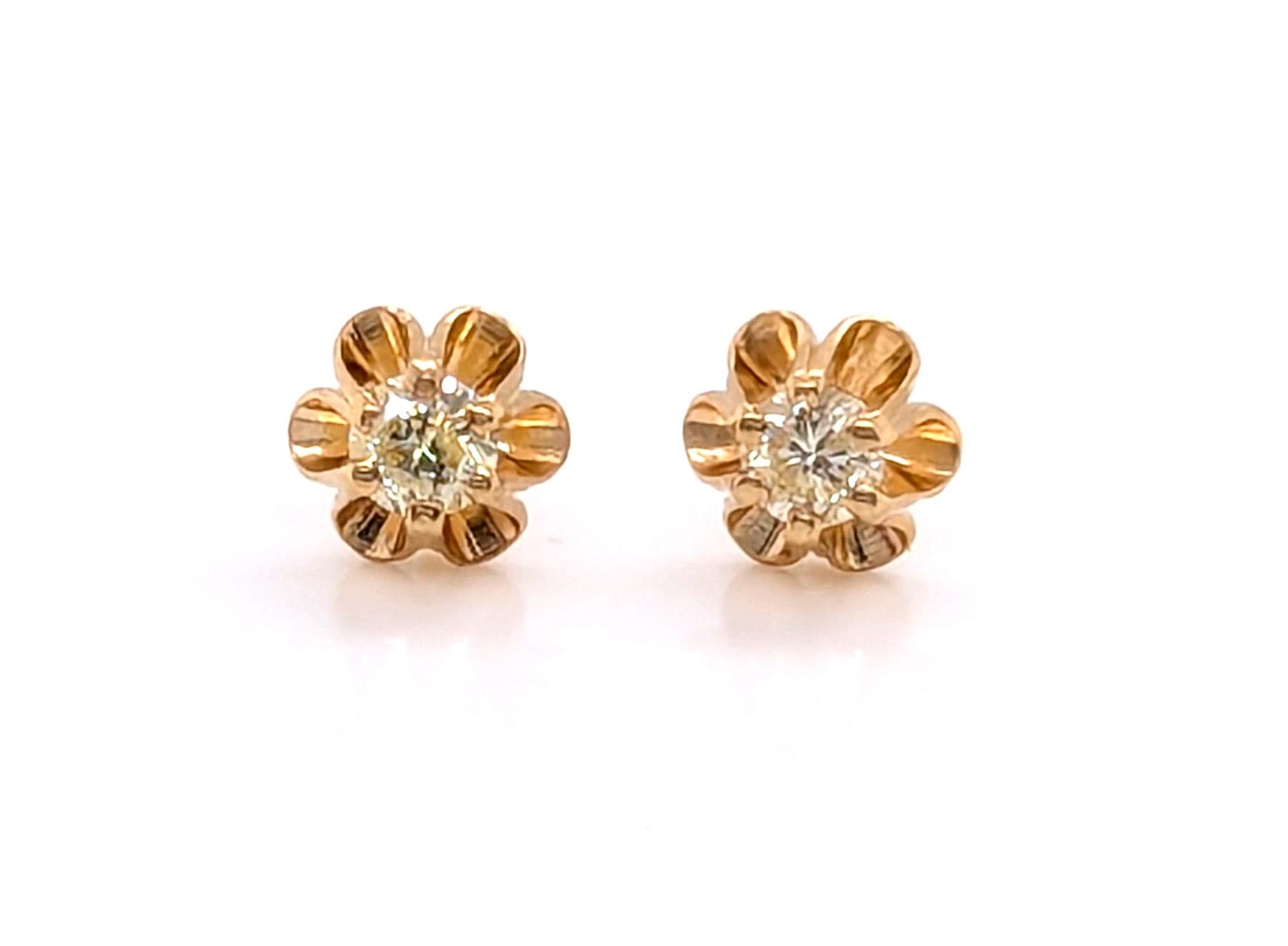 Orecchini a perno con diamante Buttercup da 0,25 ct. Brilliante rotondo a vite in oro giallo 14K



Presenta due autentici diamanti rotondi taglio Brilliante Nature

Impostazione pesante a ranuncolo vecchio stile

100 dollari di solo valore