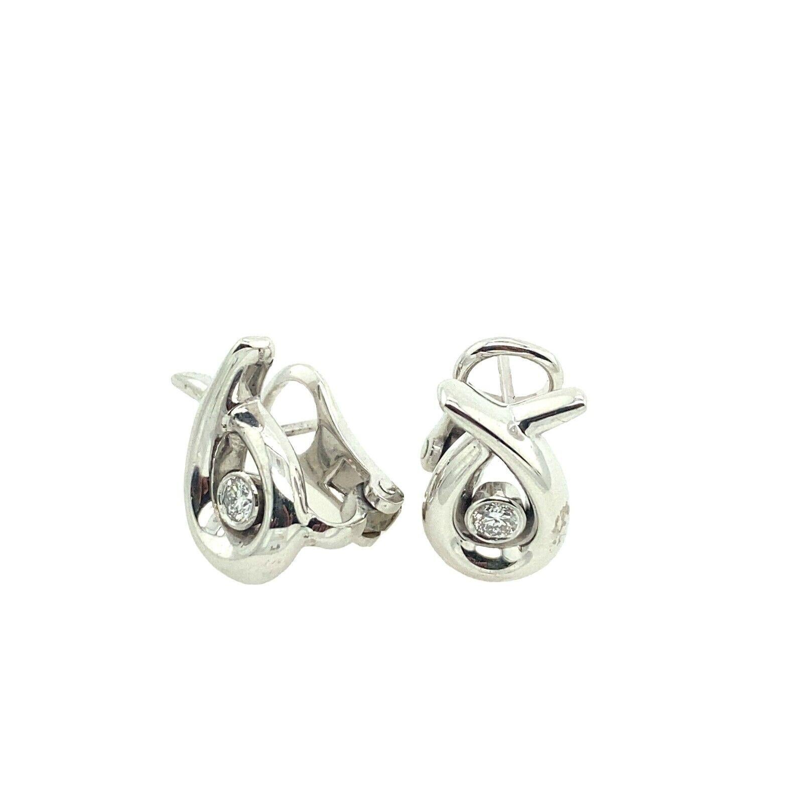 Questi splendidi orecchini con diamante sono il paio perfetto da aggiungere alla tua collezione. Sono incastonati in oro bianco 18ct. La coppia è incastonata con 2 diamanti rotondi taglio Brilliante, per un peso totale di 0,25 carati.

Informazioni