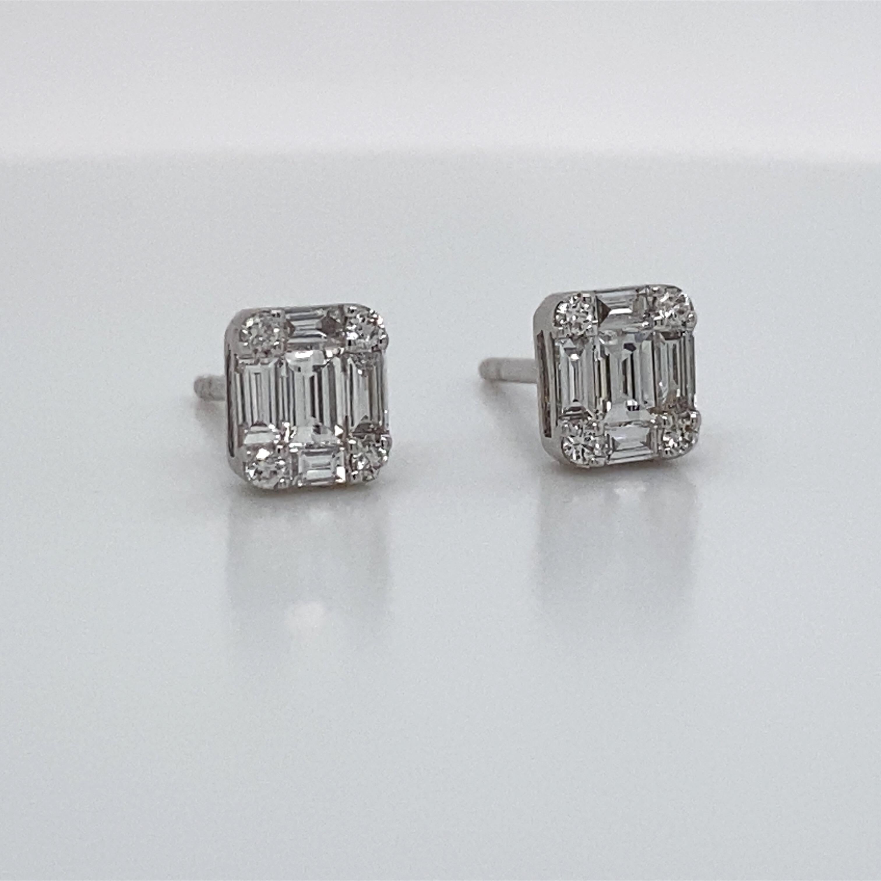 18K White gold stud earrings featuring 10 baguettes weighing 0.55 carats and 8 round brilliants weighing 0.09 carats.
Color G-H
Clarity SI