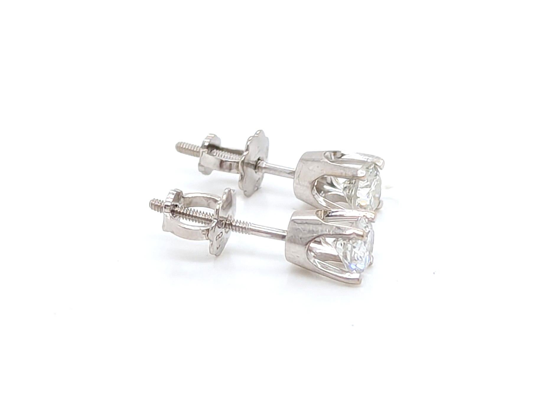 Taglio rotondo Orecchini con diamanti da 1/2 carato a 4 punte in oro bianco 14K con chiusura a vite, coniati .50ct in vendita