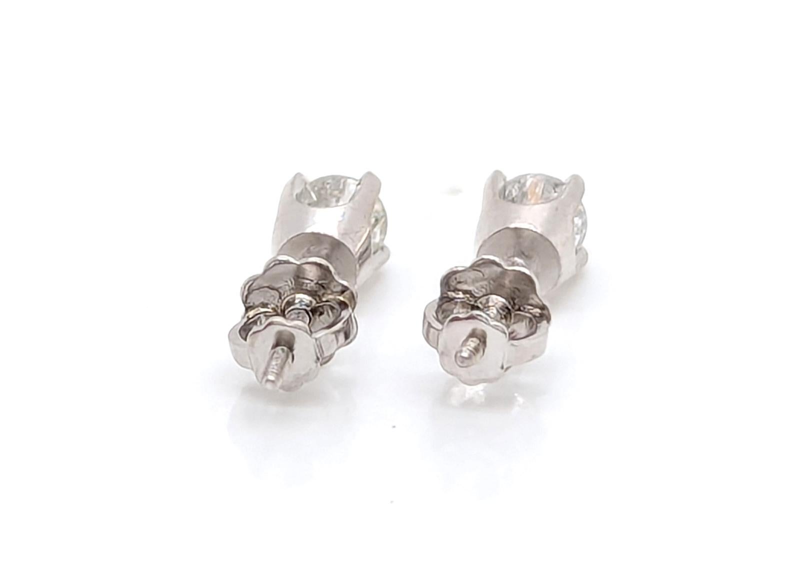 Orecchini con diamanti da 1/2 carato a 4 punte in oro bianco 14K con chiusura a vite, coniati .50ct In condizioni ottime in vendita a Dearborn, MI