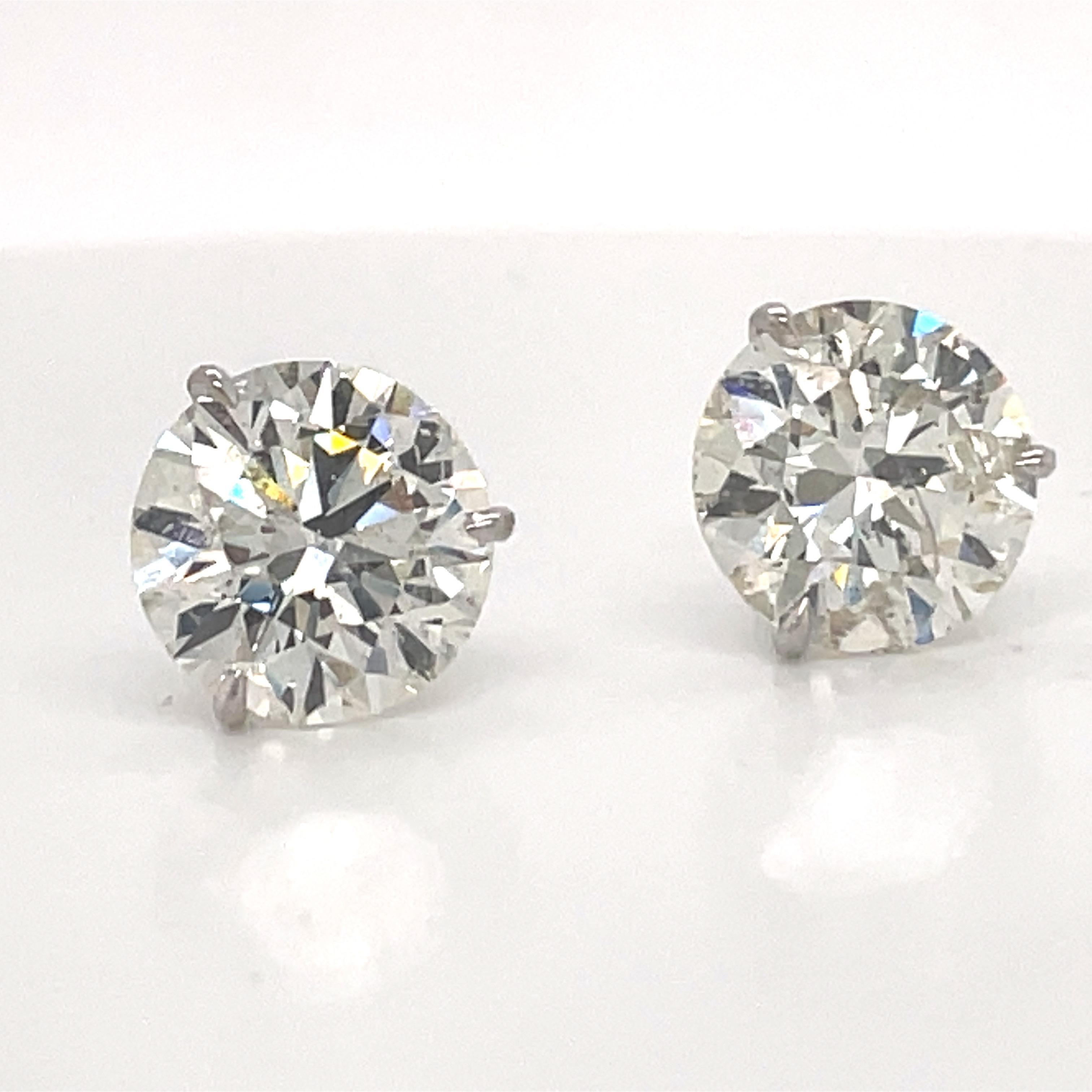 18 Karat White gold diamond studs weighing 6.02 carats in a 3 prong champagne setting.
Color VS2-SI1


Lively Stones!