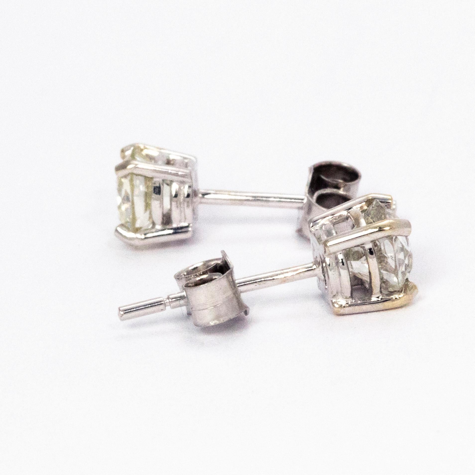 Moderne Clous d'oreilles en or blanc 18 carats sertis de diamants d'un poids total de 1,34 carat en vente