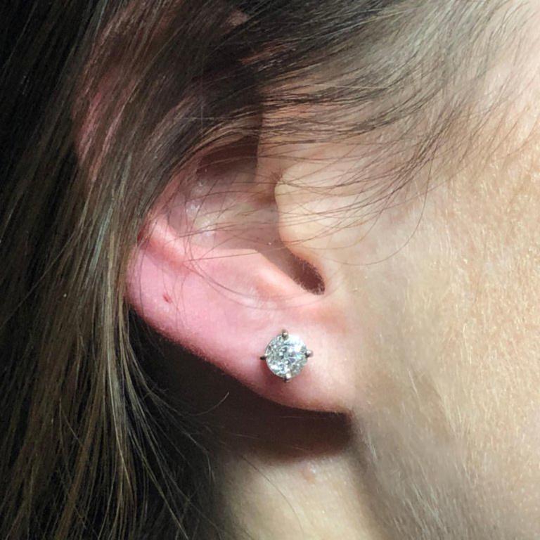 Clous d'oreilles en or blanc 18 carats sertis de diamants d'un poids total de 1,34 carat en vente 1