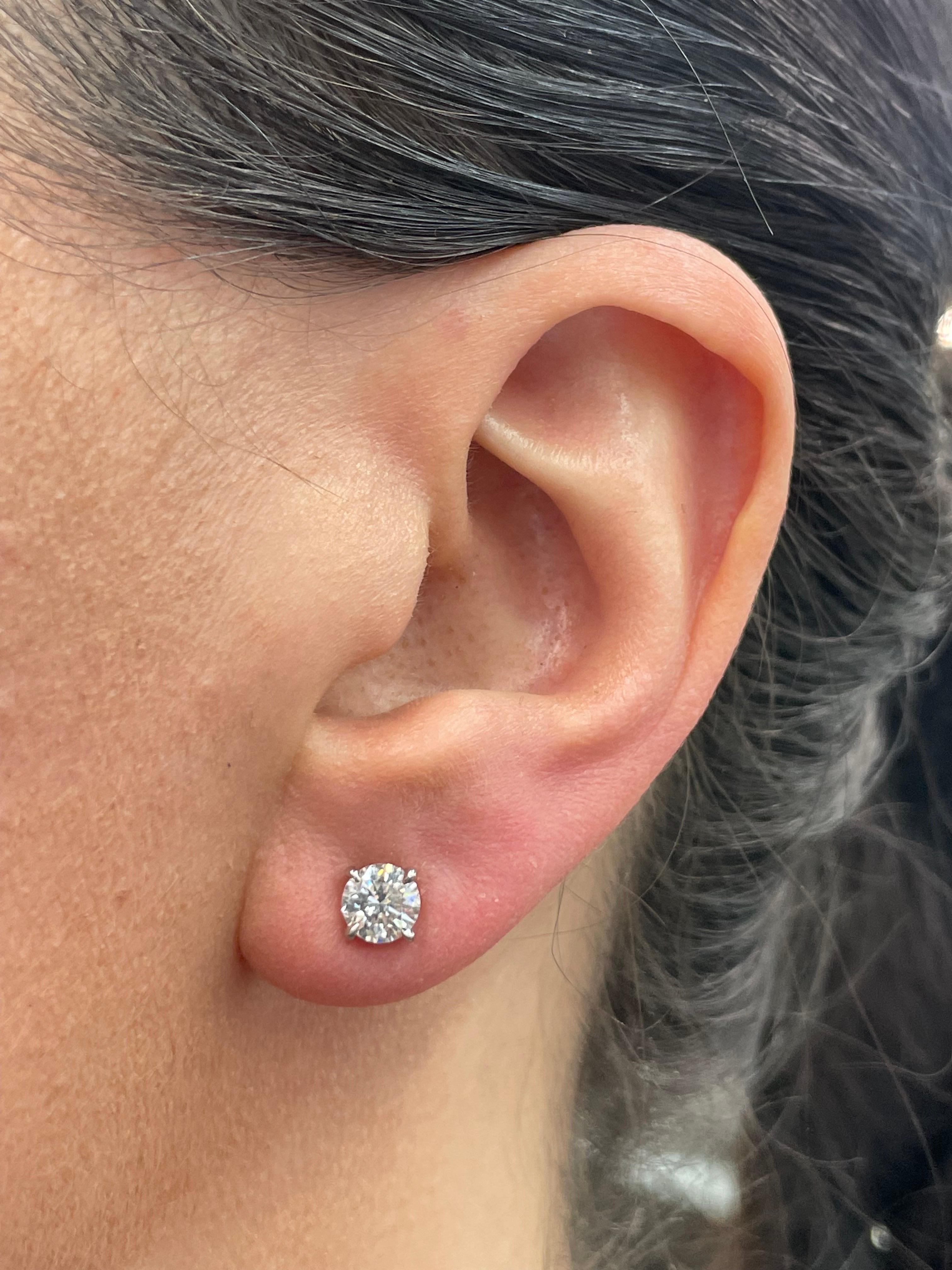 Contemporain Clous d'oreilles en or blanc 14 carats sertis de diamants 1,41 carat, taille J SI2-3 en vente