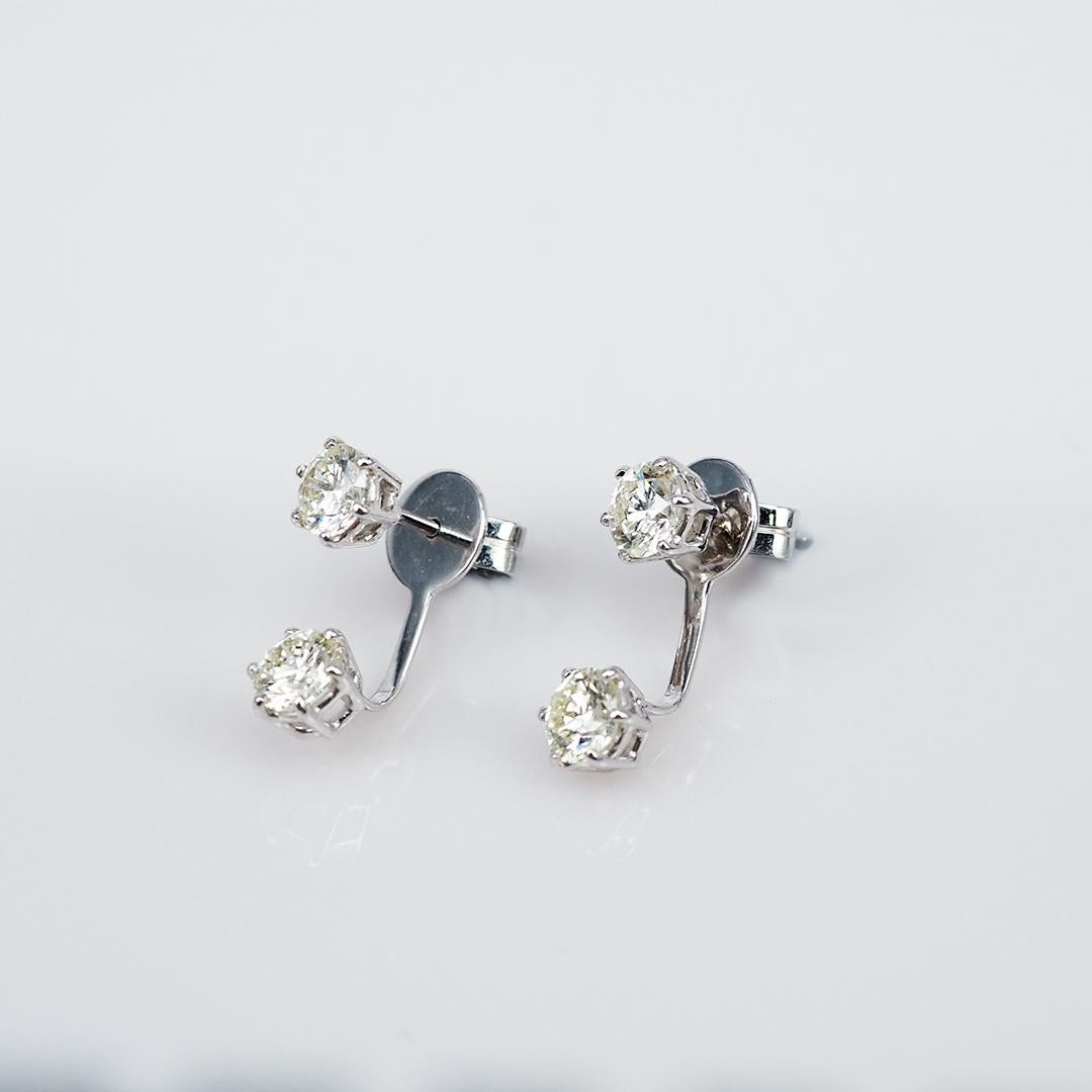 Eine schöne Diamant-Ohrringe, die Sie als täglich verwenden können. Dies ist ein spezielles Design, das Sie als Solitär und mit 2 Diamanten verwenden können, die Sie unten als schickes Design aufhängen. 1 zusätzliche Rückseite. Diamant Verwendung