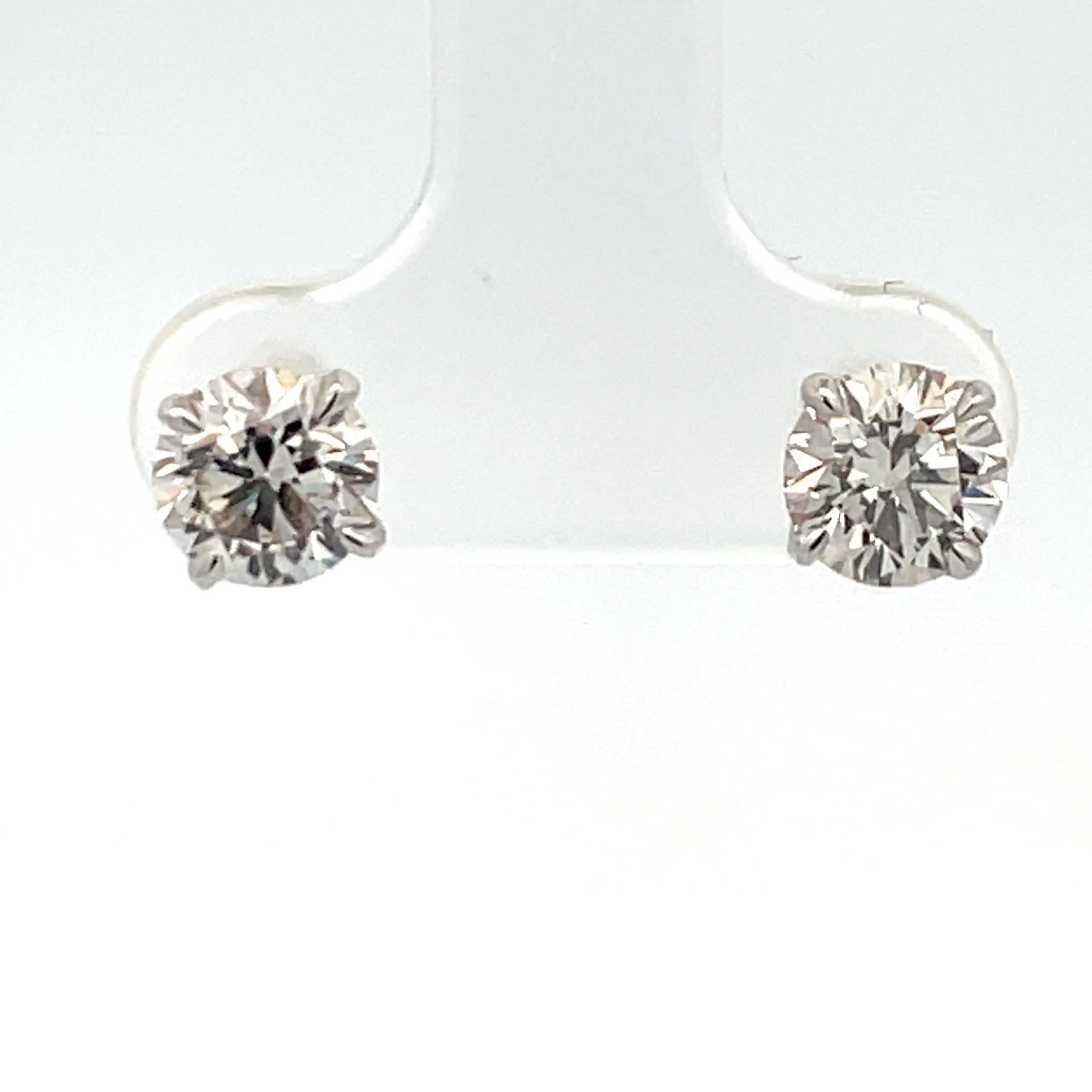 Taille ronde Clous d'oreilles en or blanc 14 carats sertis de diamants de 2,01 carats K I2 en vente
