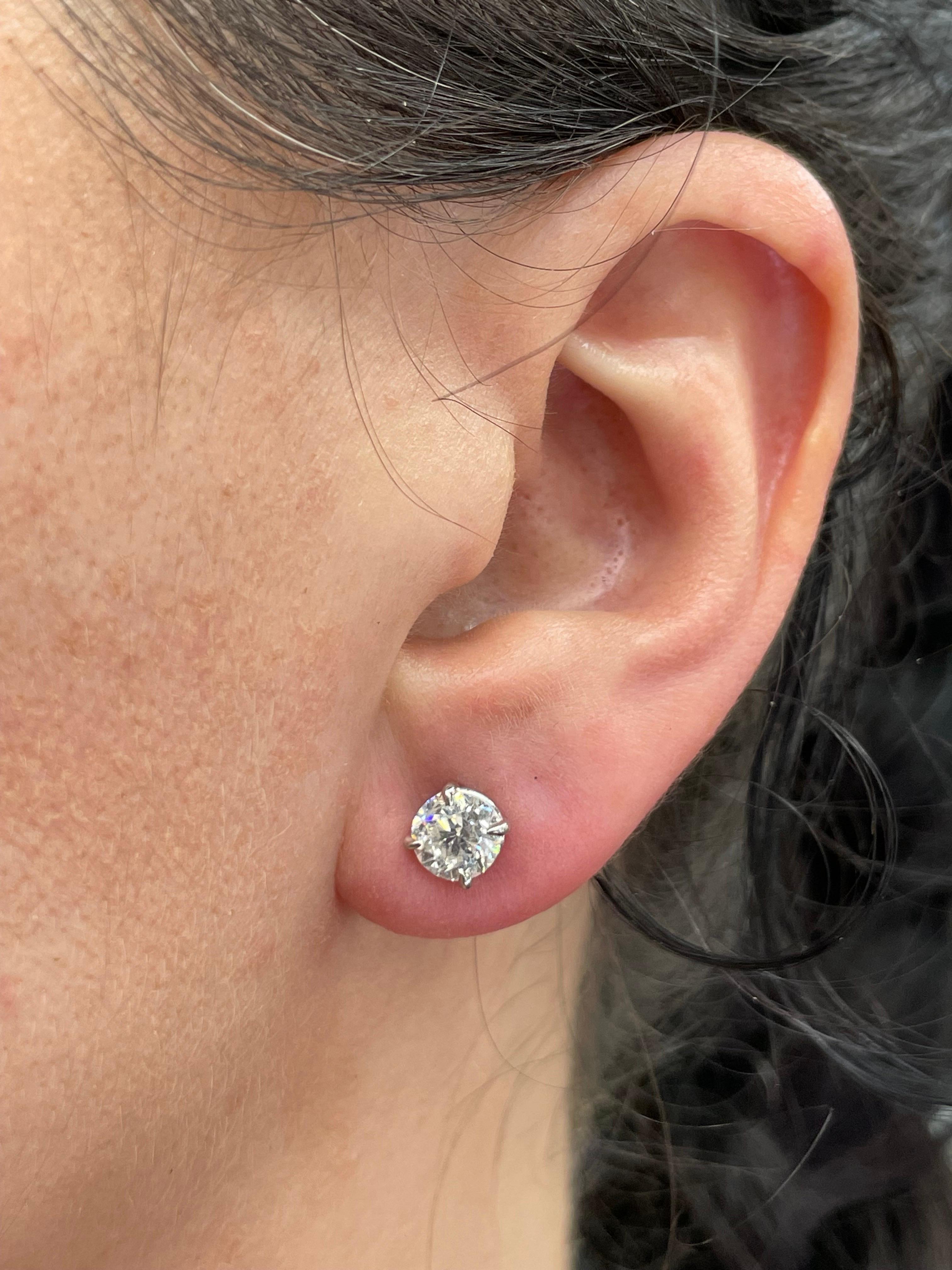 Clous d'oreilles en or blanc 14 carats sertis de diamants de 2,01 carats K I2 en vente 1