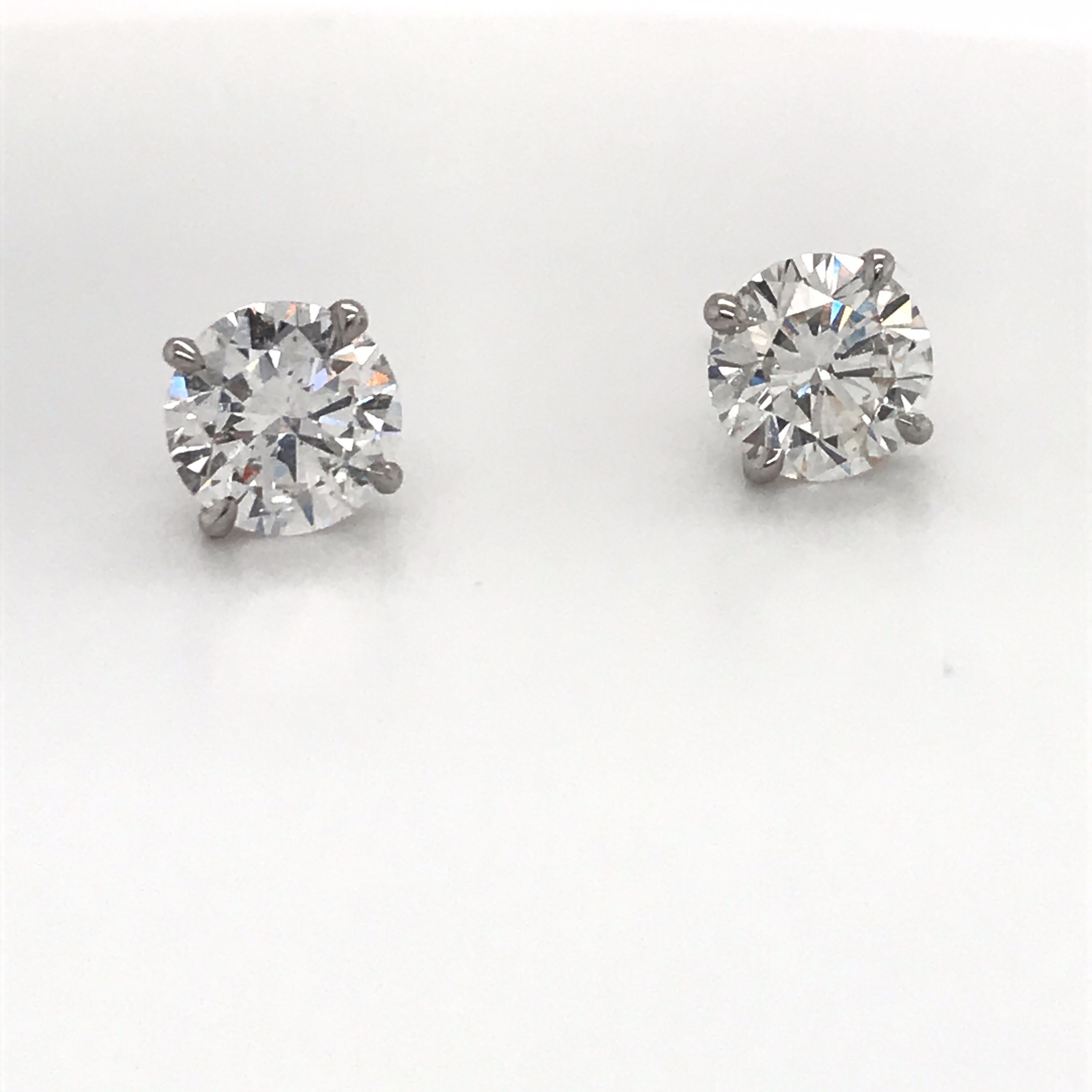 14K White gold diamond stud earrings weighing 2.03 carats in a 4 prong martini setting.
Color F-G
Clarity SI3-I1