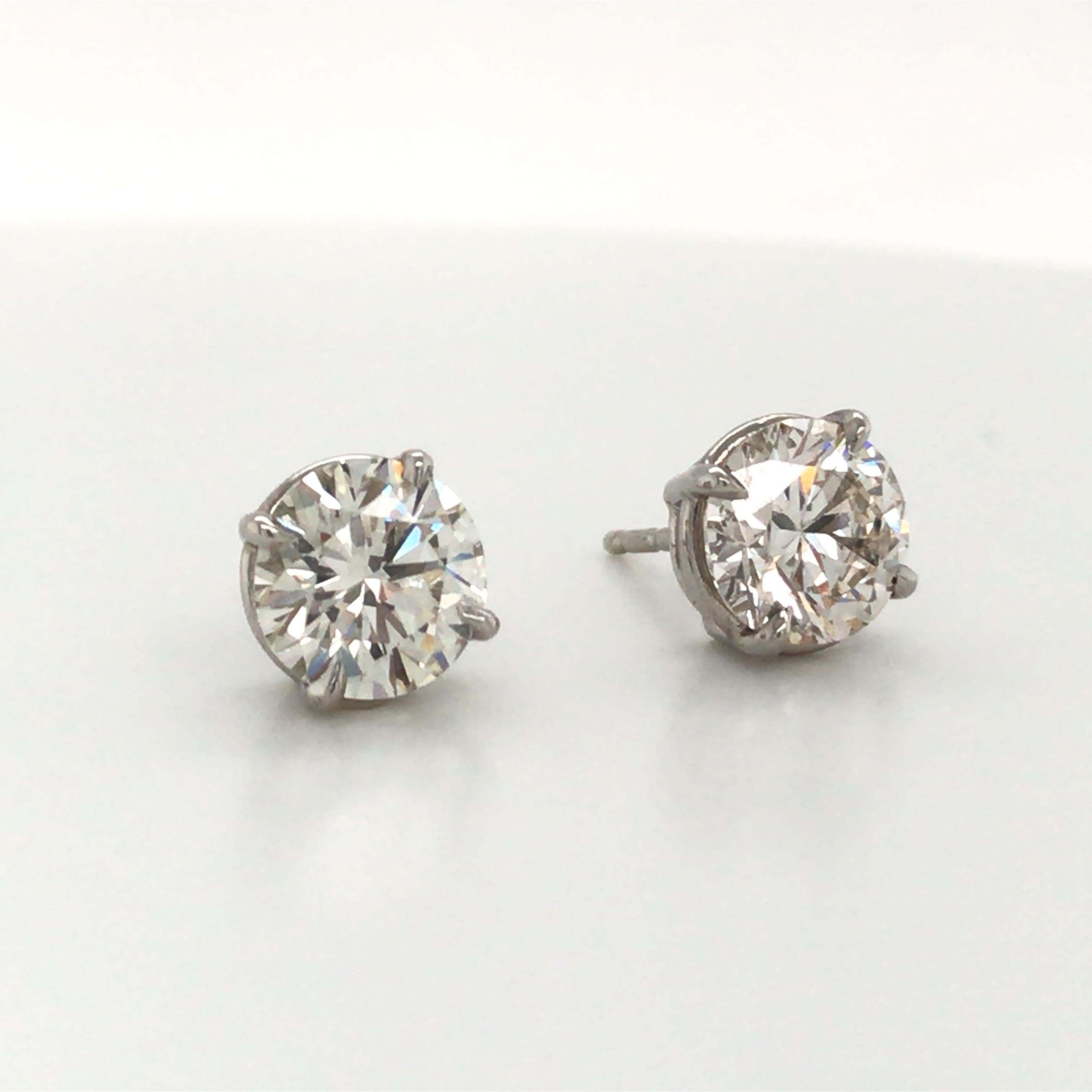 14K White gold diamond stud earrings weighing exactly 3.00 carats in a 4 prong classic setting.
Color J
Clarity VS2-SI1

Brilliant stones, nice shine!

Please email for more selection. 